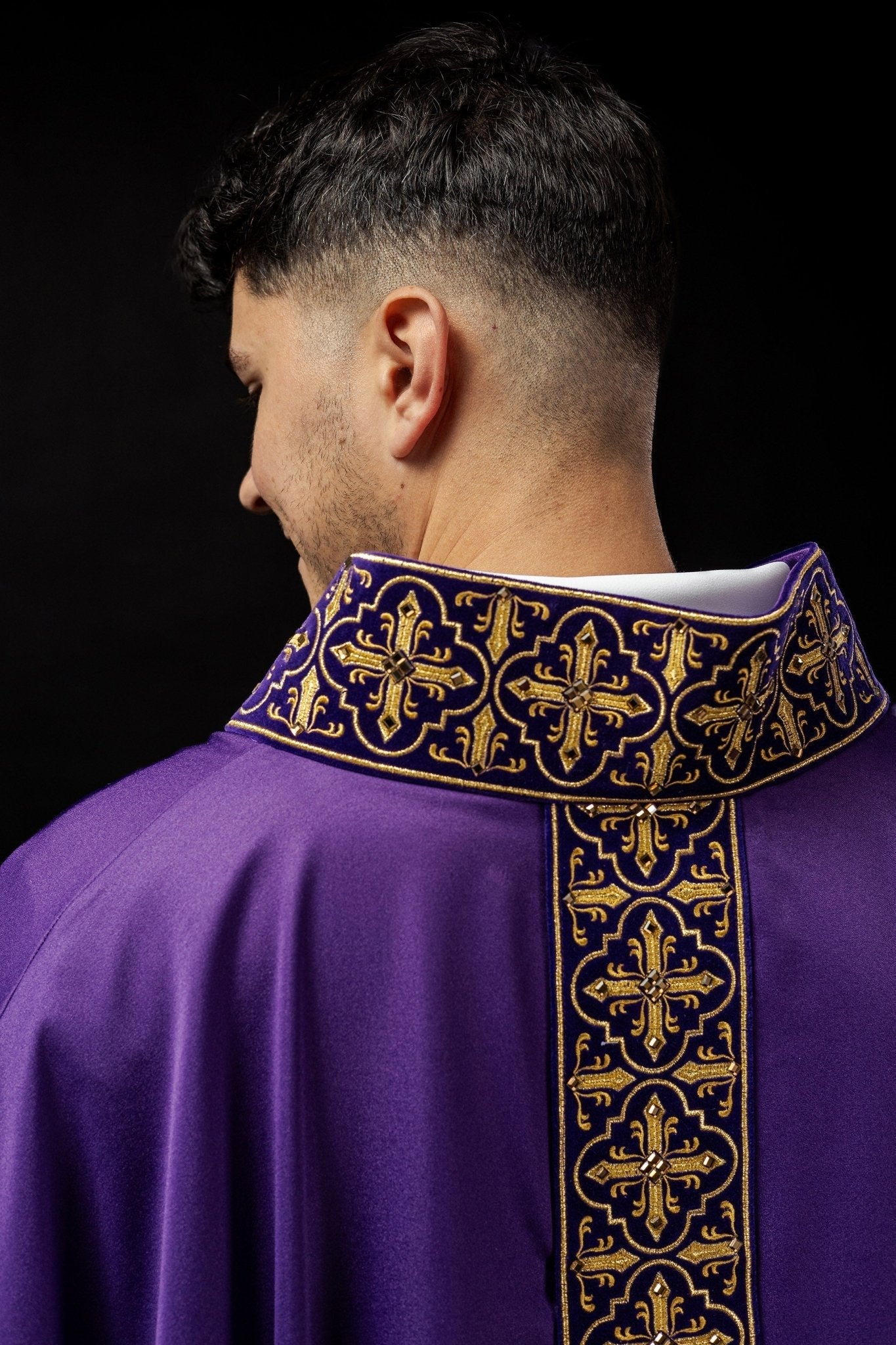 Chasuble violette ornée de cinq cents pierres décoratives LE/7004/03 - CHASUBLES.FR