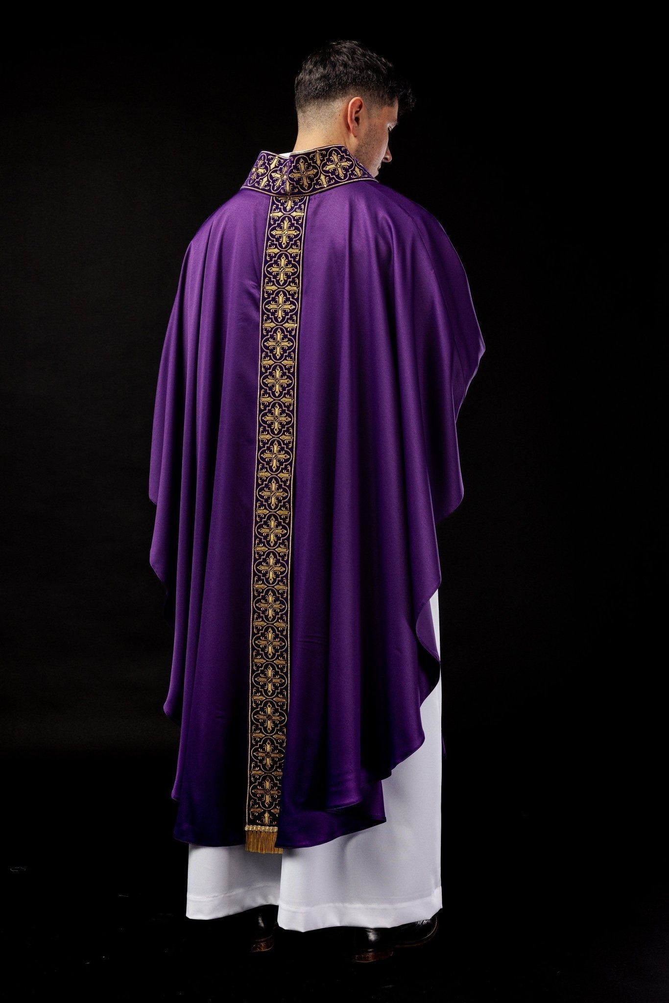 Chasuble violette ornée de cinq cents pierres décoratives LE/7004/03 - CHASUBLES.FR