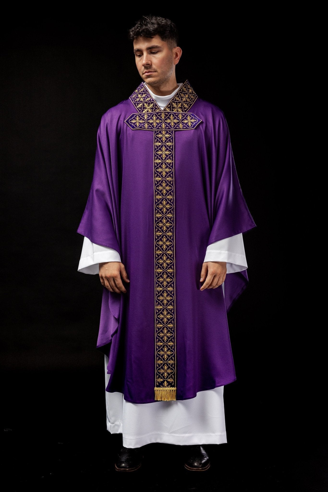 Chasuble violette ornée de cinq cents pierres décoratives LE/7004/03 - CHASUBLES.FR
