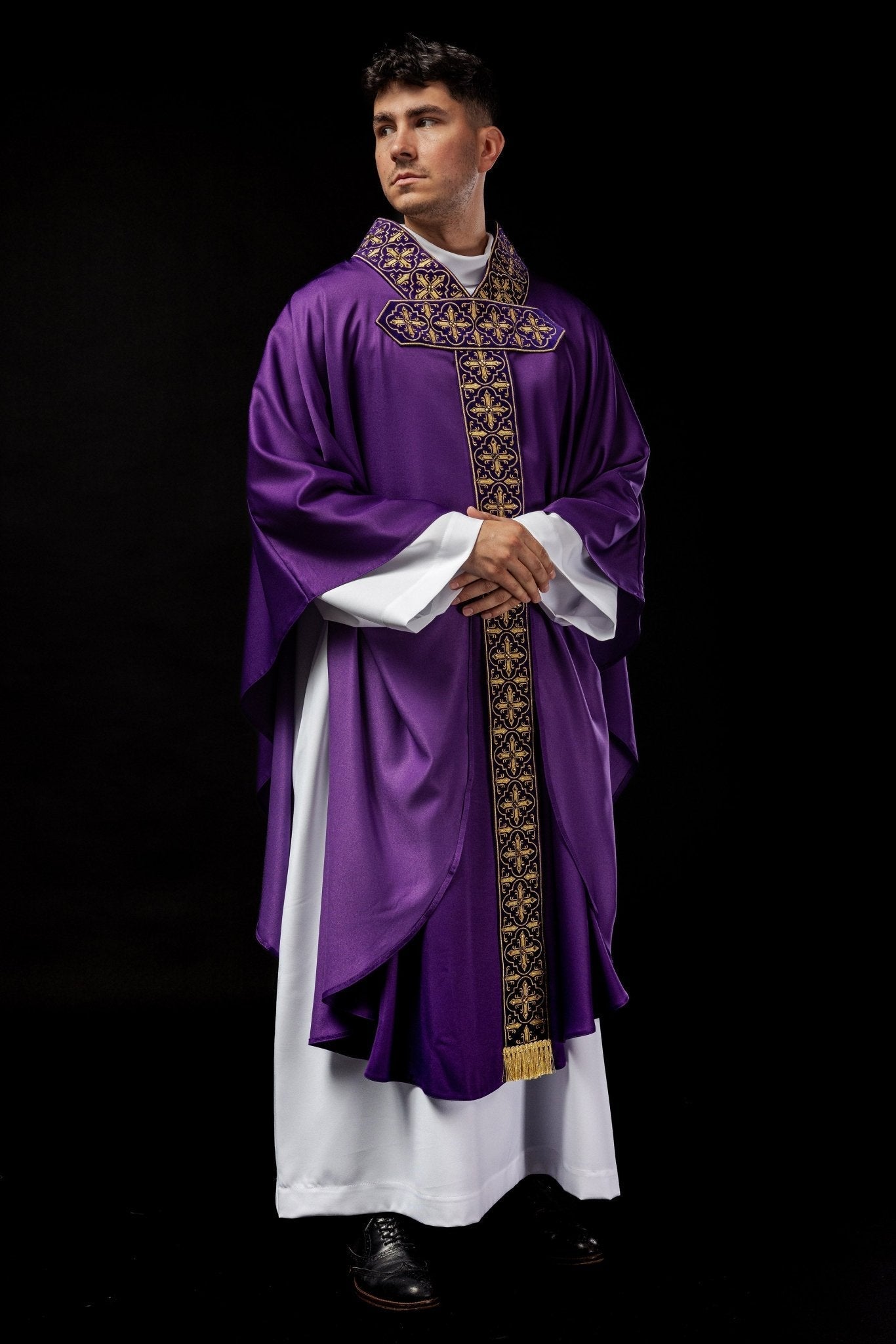 Chasuble violette ornée de cinq cents pierres décoratives LE/7004/03 - CHASUBLES.FR
