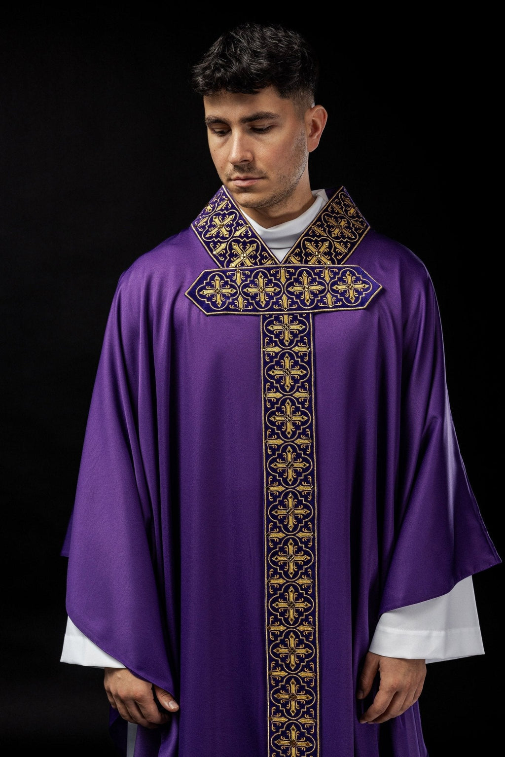 Chasuble violette ornée de cinq cents pierres décoratives LE/7004/03 - CHASUBLES.FR