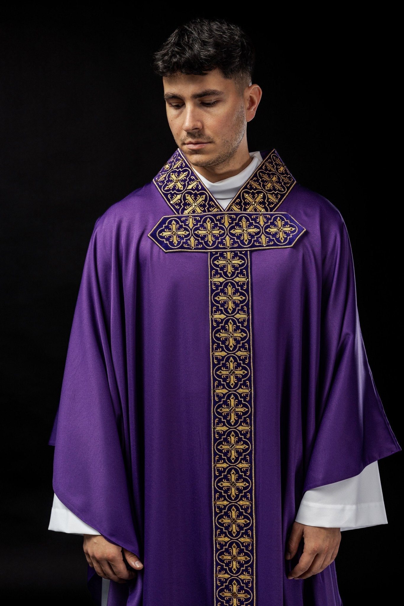 Chasuble violette ornée de cinq cents pierres décoratives LE/7004/03 - CHASUBLES.FR