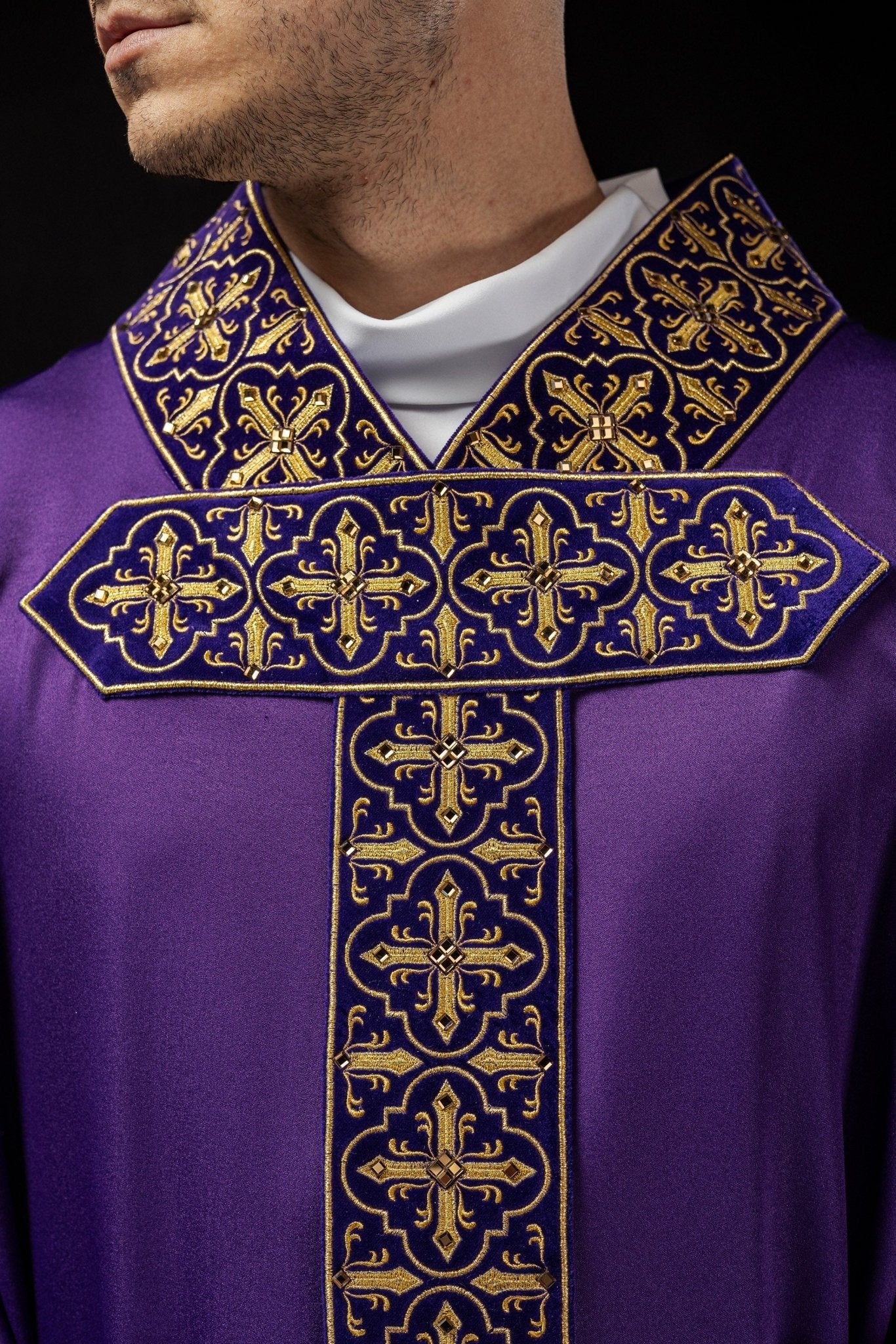 Chasuble violette ornée de cinq cents pierres décoratives LE/7004/03 - CHASUBLES.FR