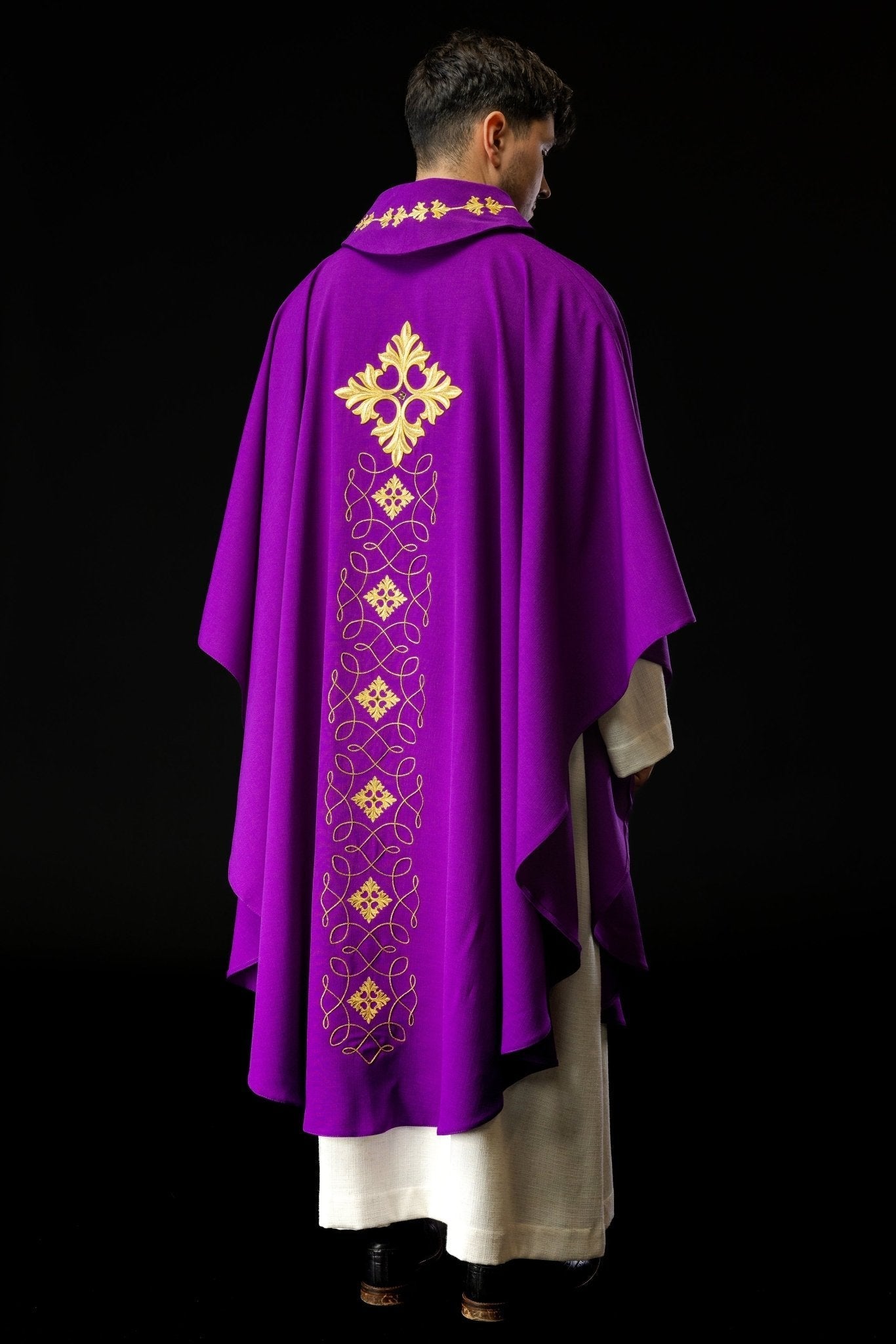 Chasuble violette richement brodée de cordes et de pierres LE/7018/03 - CHASUBLES.FR