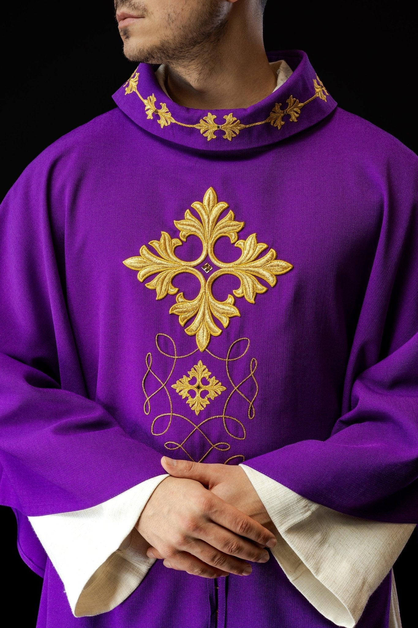 Chasuble violette richement brodée de cordes et de pierres LE/7018/03 - CHASUBLES.FR