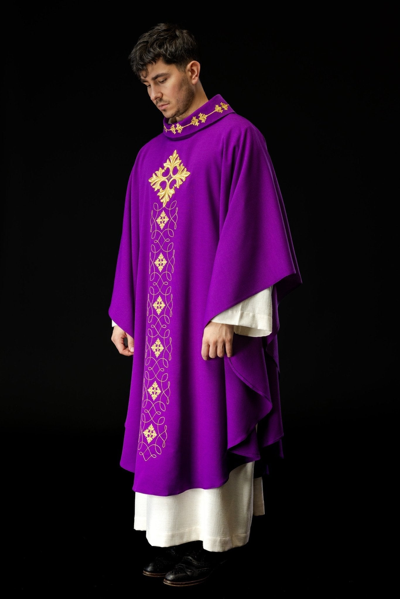 Chasuble violette richement brodée de cordes et de pierres LE/7018/03 - CHASUBLES.FR