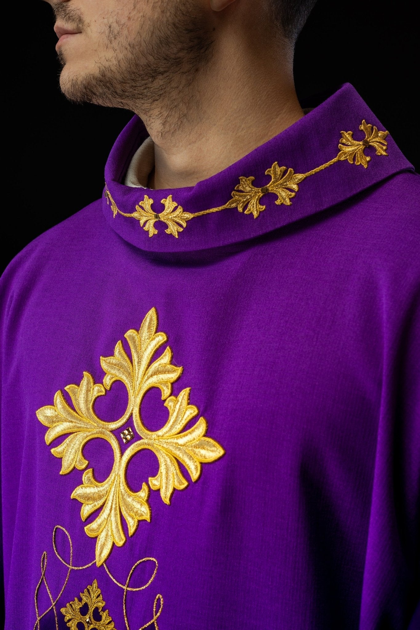 Chasuble violette richement brodée de cordes et de pierres LE/7018/03 - CHASUBLES.FR