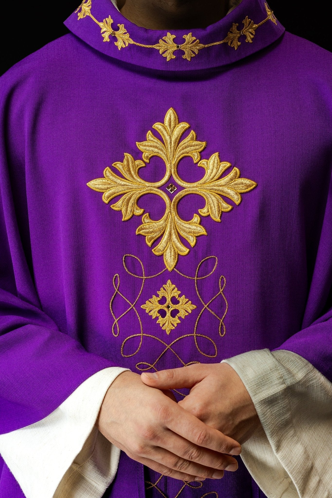 Chasuble violette richement brodée de cordes et de pierres LE/7018/03 - CHASUBLES.FR