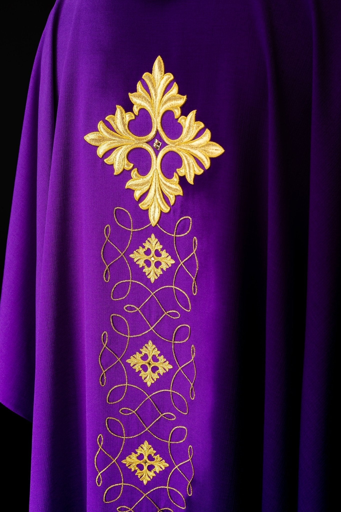 Chasuble violette richement brodée de cordes et de pierres LE/7018/03 - CHASUBLES.FR