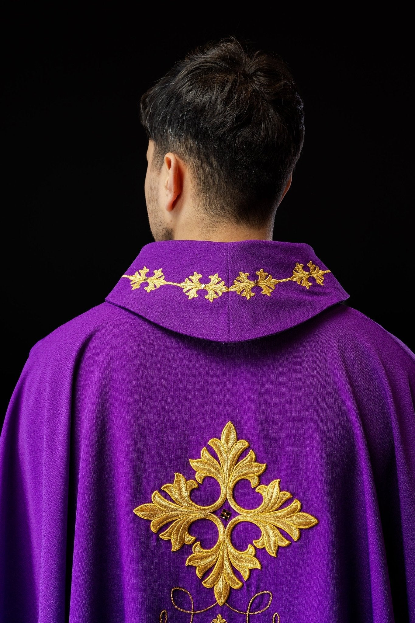 Chasuble violette richement brodée de cordes et de pierres LE/7018/03 - CHASUBLES.FR