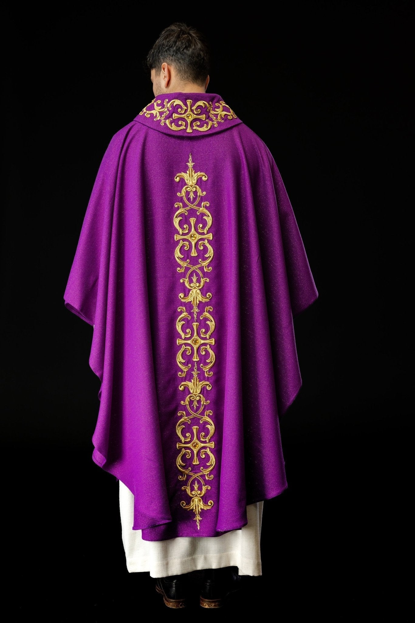Chasuble violette richement brodée de pierres LE/7014/03 - CHASUBLES.FR