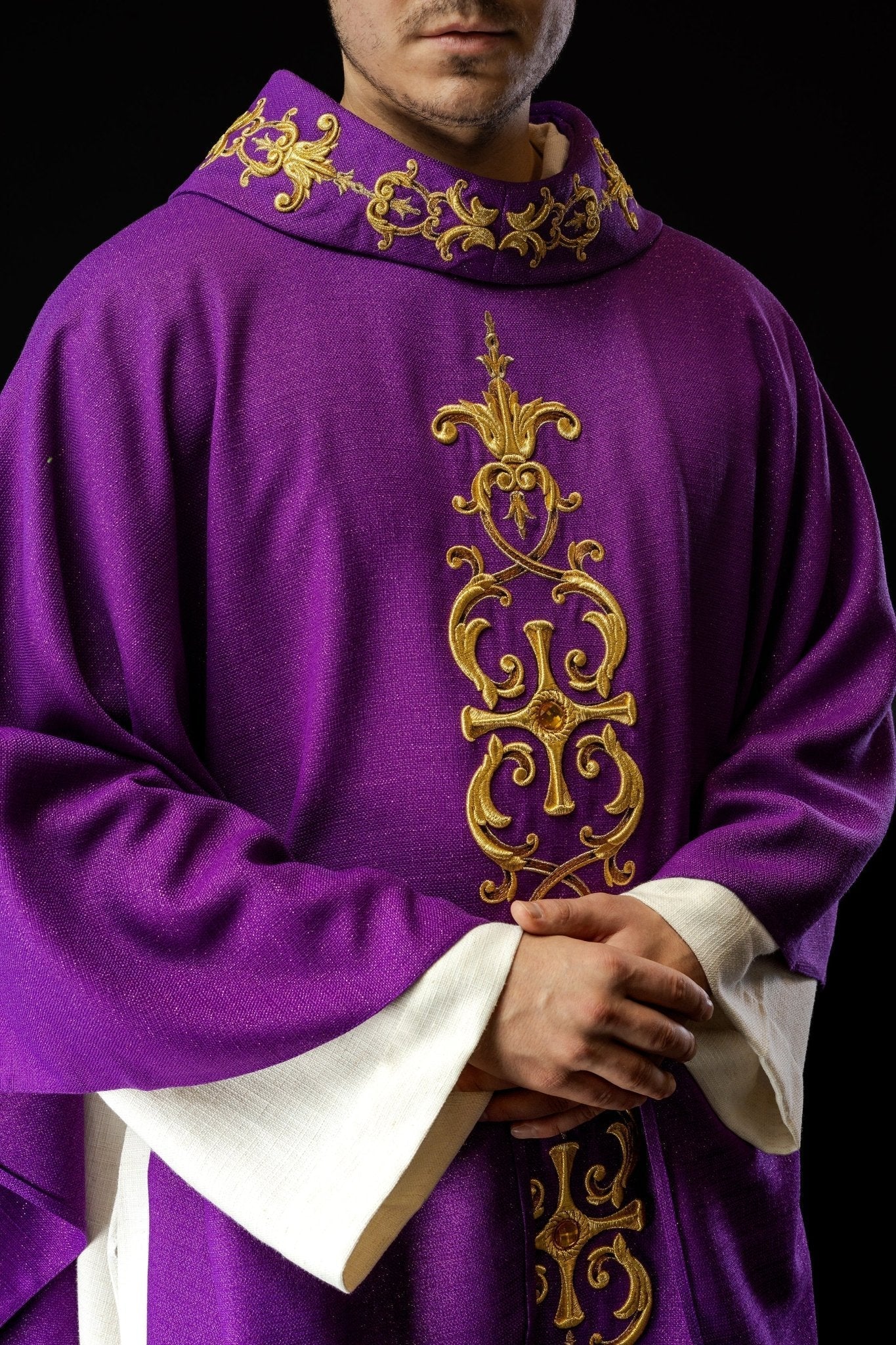 Chasuble violette richement brodée de pierres LE/7014/03 - CHASUBLES.FR
