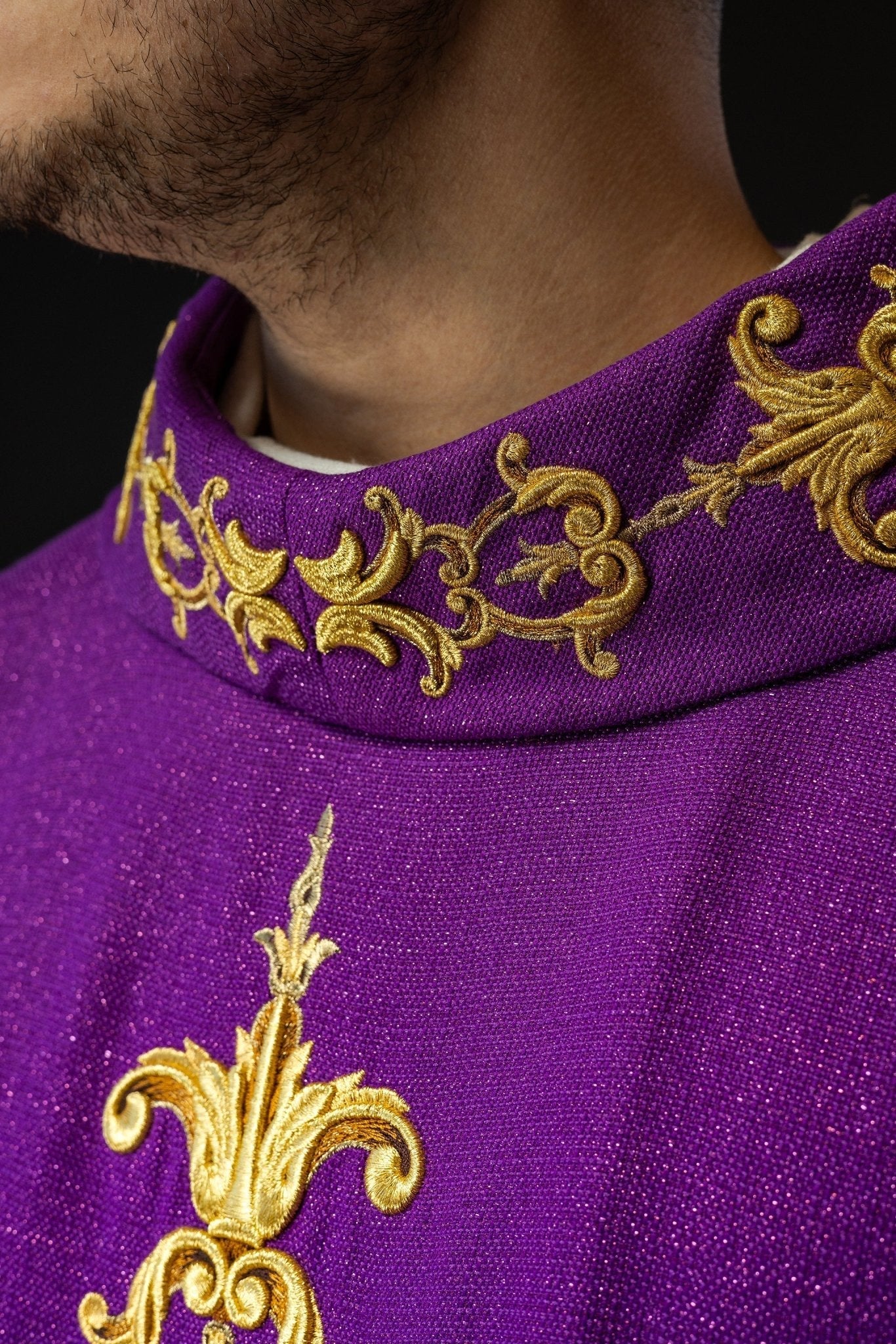 Chasuble violette richement brodée de pierres LE/7014/03 - CHASUBLES.FR