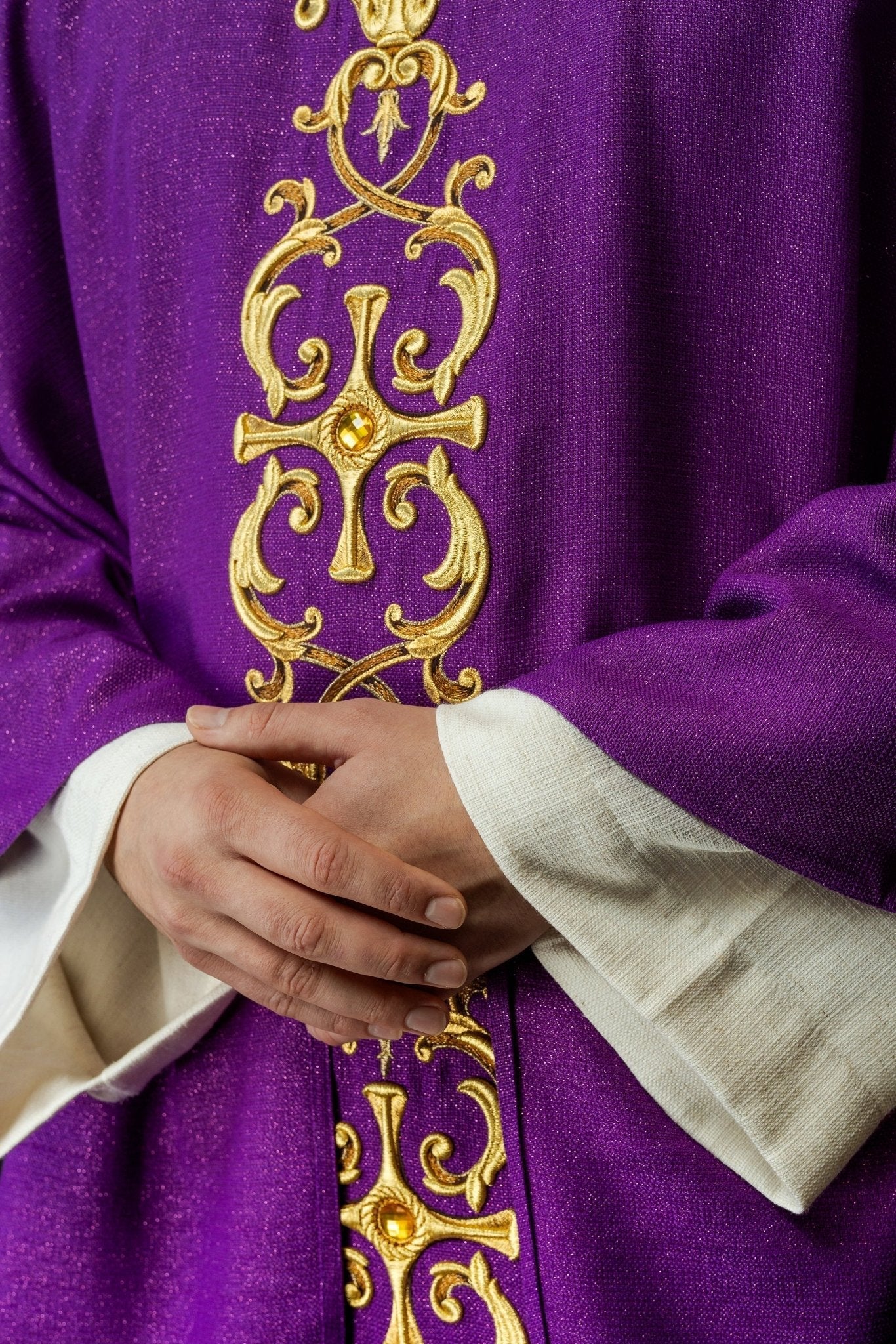 Chasuble violette richement brodée de pierres LE/7014/03 - CHASUBLES.FR