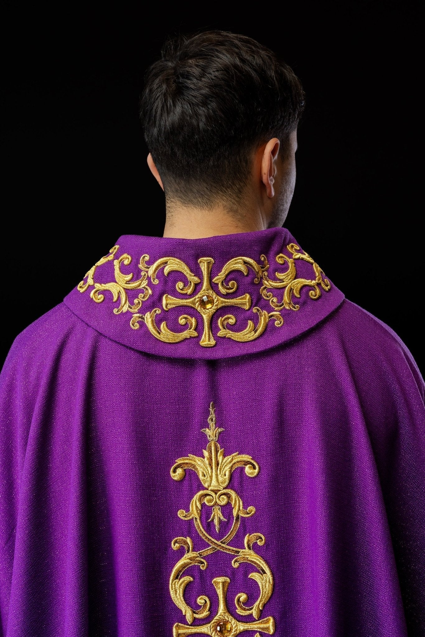 Chasuble violette richement brodée de pierres LE/7014/03 - CHASUBLES.FR