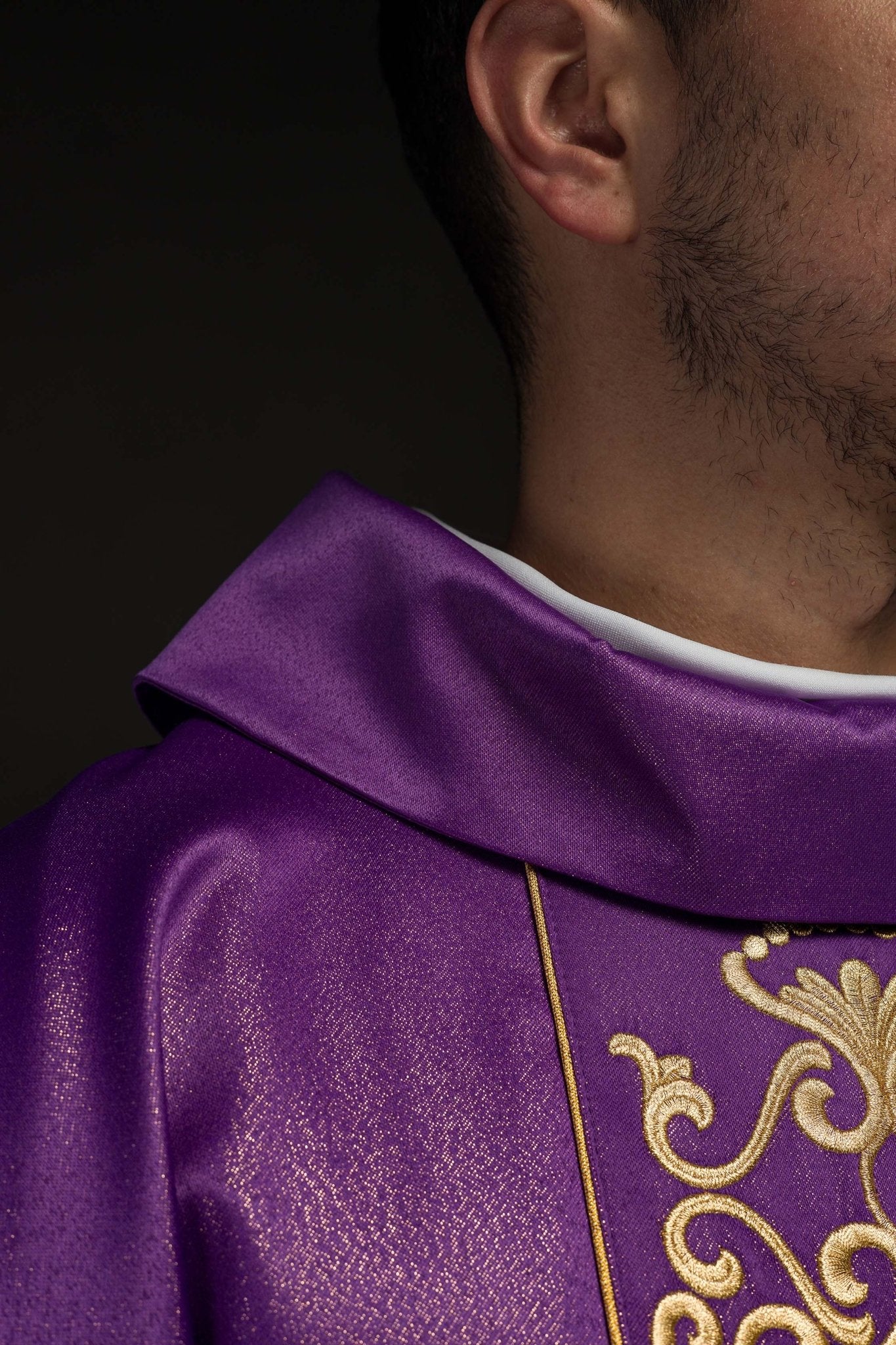 Chasuble violette richement brodée et brillante LE/7021/03 - CHASUBLES.FR