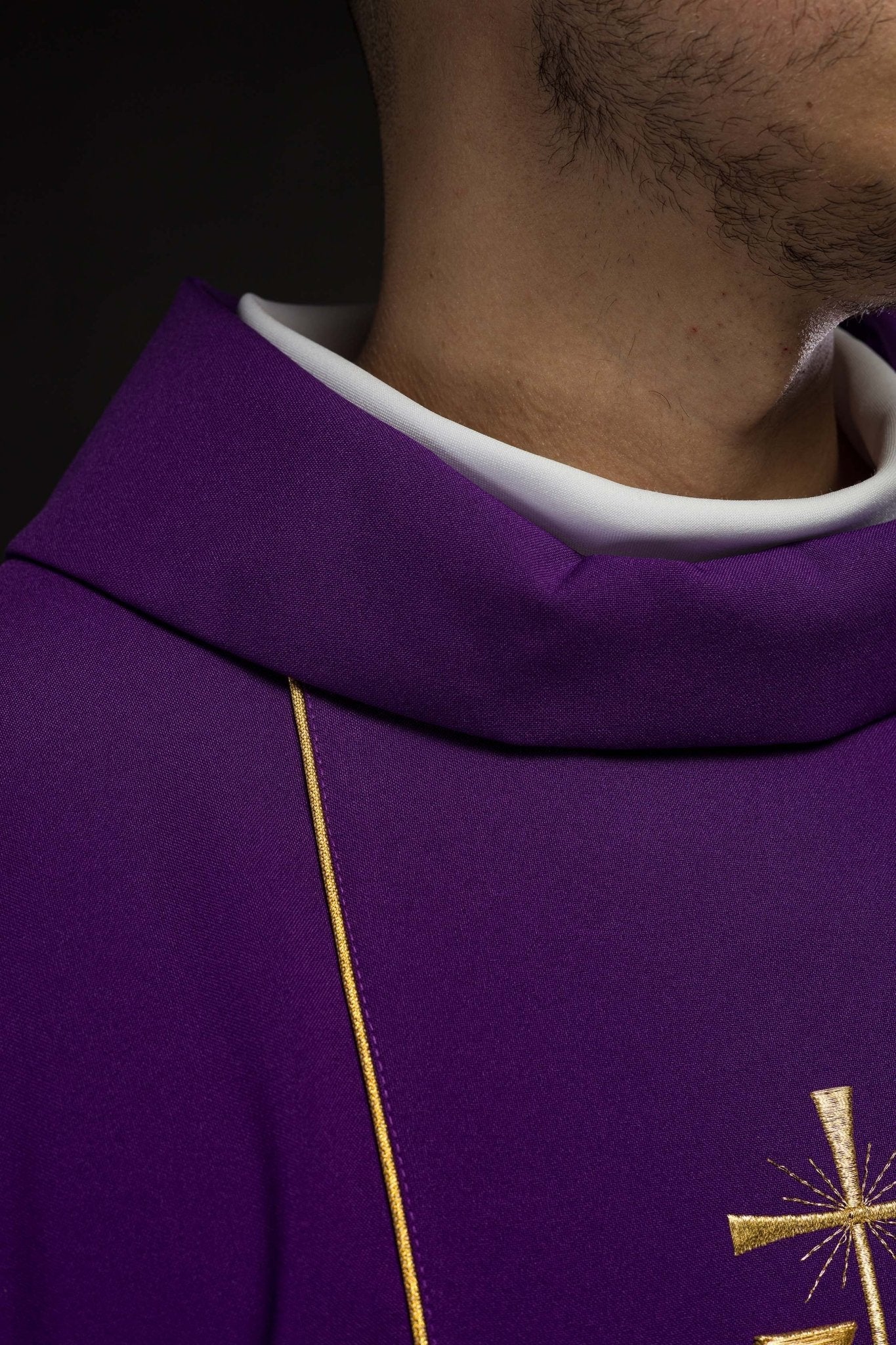 Chasuble violette richement décorée d'un motif doré et d'une large bande IHS KOR/031/03/01 FIOLET - CHASUBLES.FR