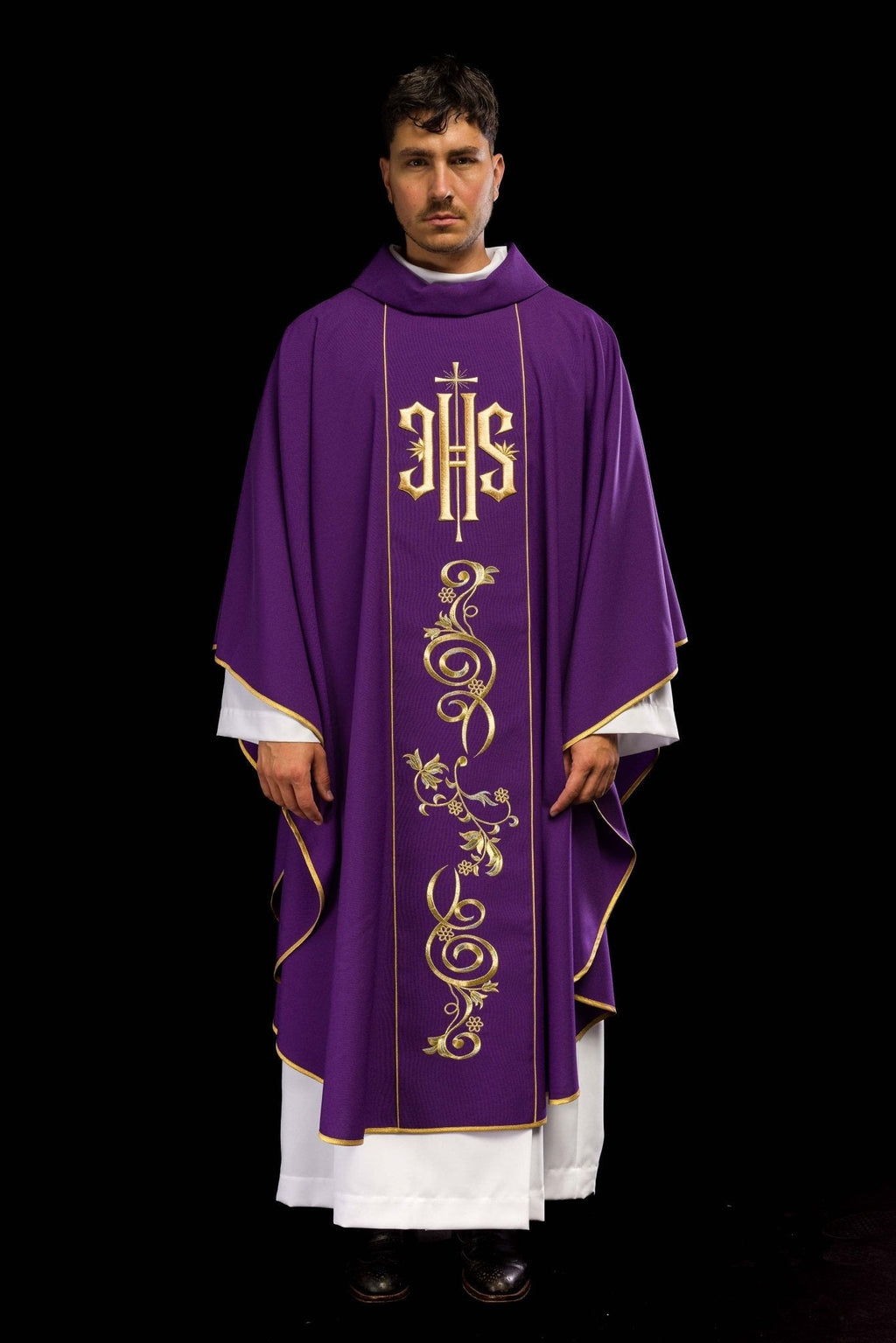Chasuble violette richement décorée d'un motif doré et d'une large bande IHS KOR/031/03/01 FIOLET - CHASUBLES.FR