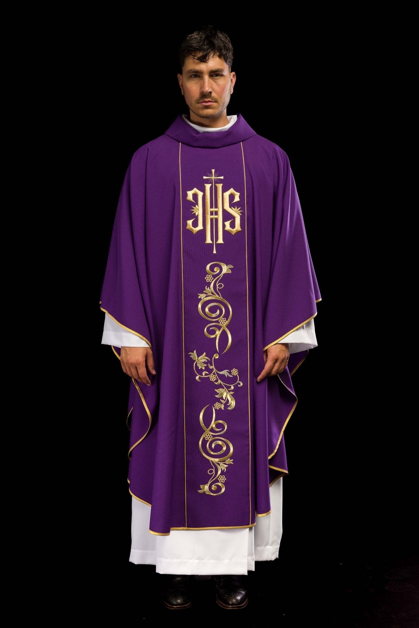 Chasuble violette richement décorée d'un motif doré et d'une large bande IHS KOR/031/03/01 FIOLET - CHASUBLES.FR