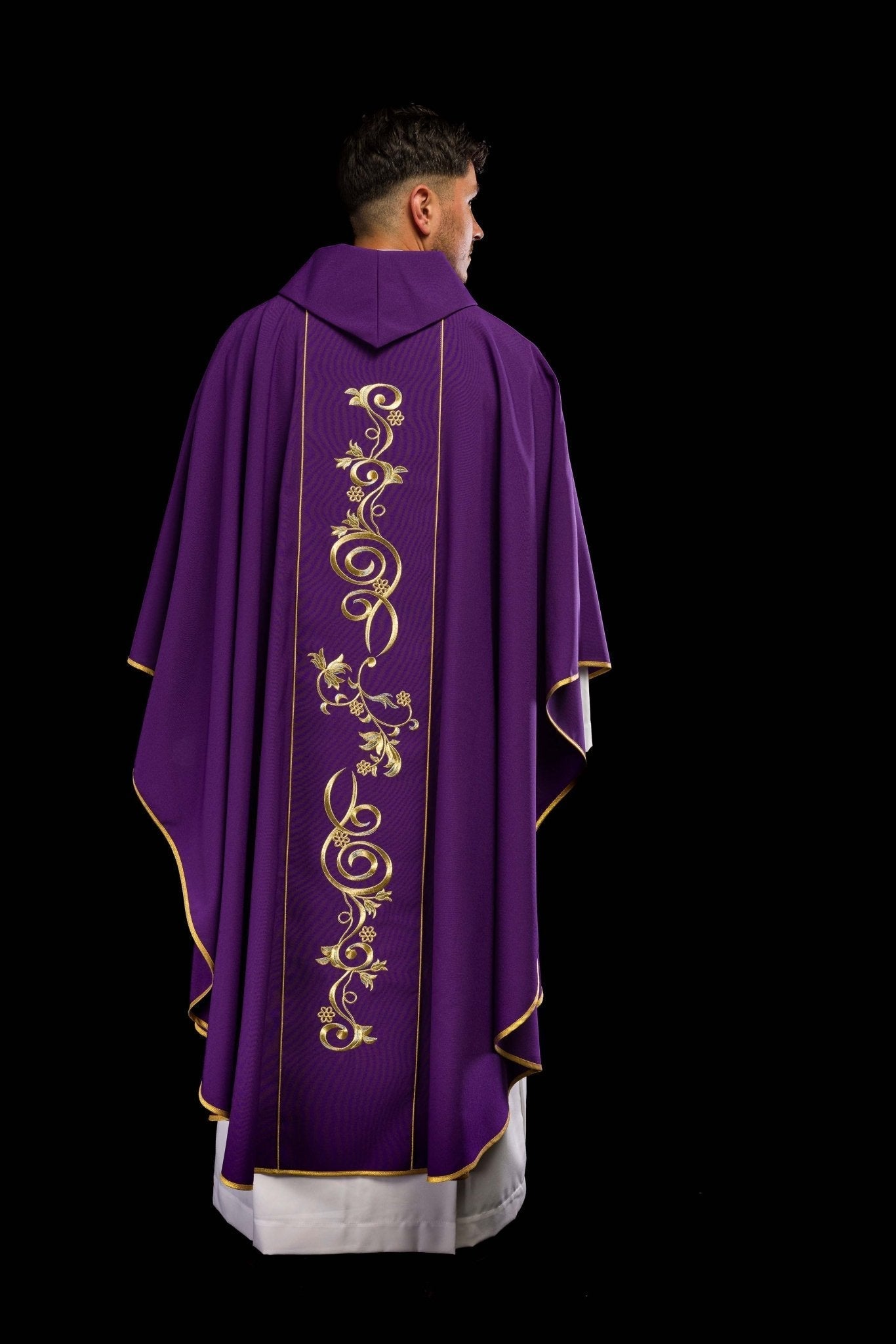 Chasuble violette richement décorée d'un motif doré et d'une large bande IHS KOR/031/03/01 FIOLET - CHASUBLES.FR
