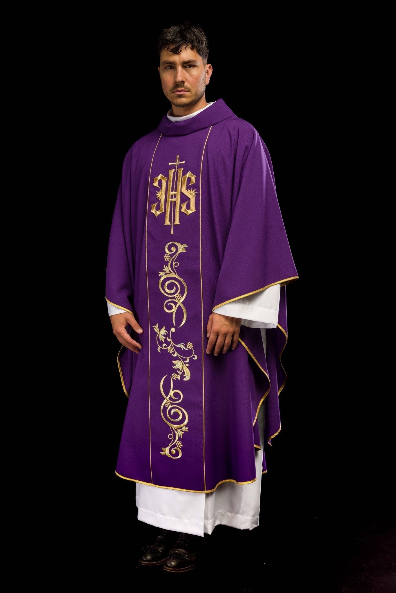 Chasuble violette richement décorée d'un motif doré et d'une large bande IHS KOR/031/03/01 FIOLET - CHASUBLES.FR