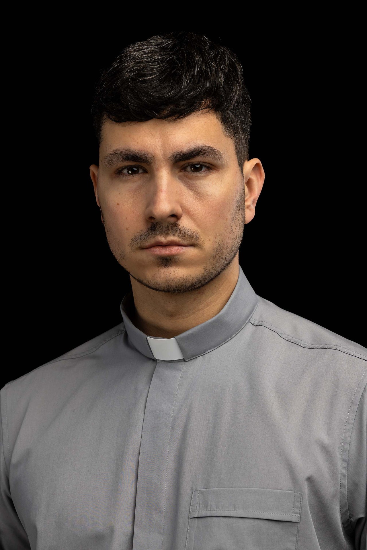 Chemise clergyman gris clair à manches courtes avec col romain KSZ/002/220/KR/38 - CHASUBLES.FR