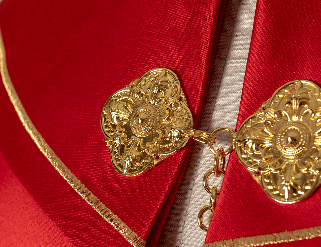 Chape liturgique rouge avec broderie de croix d'or