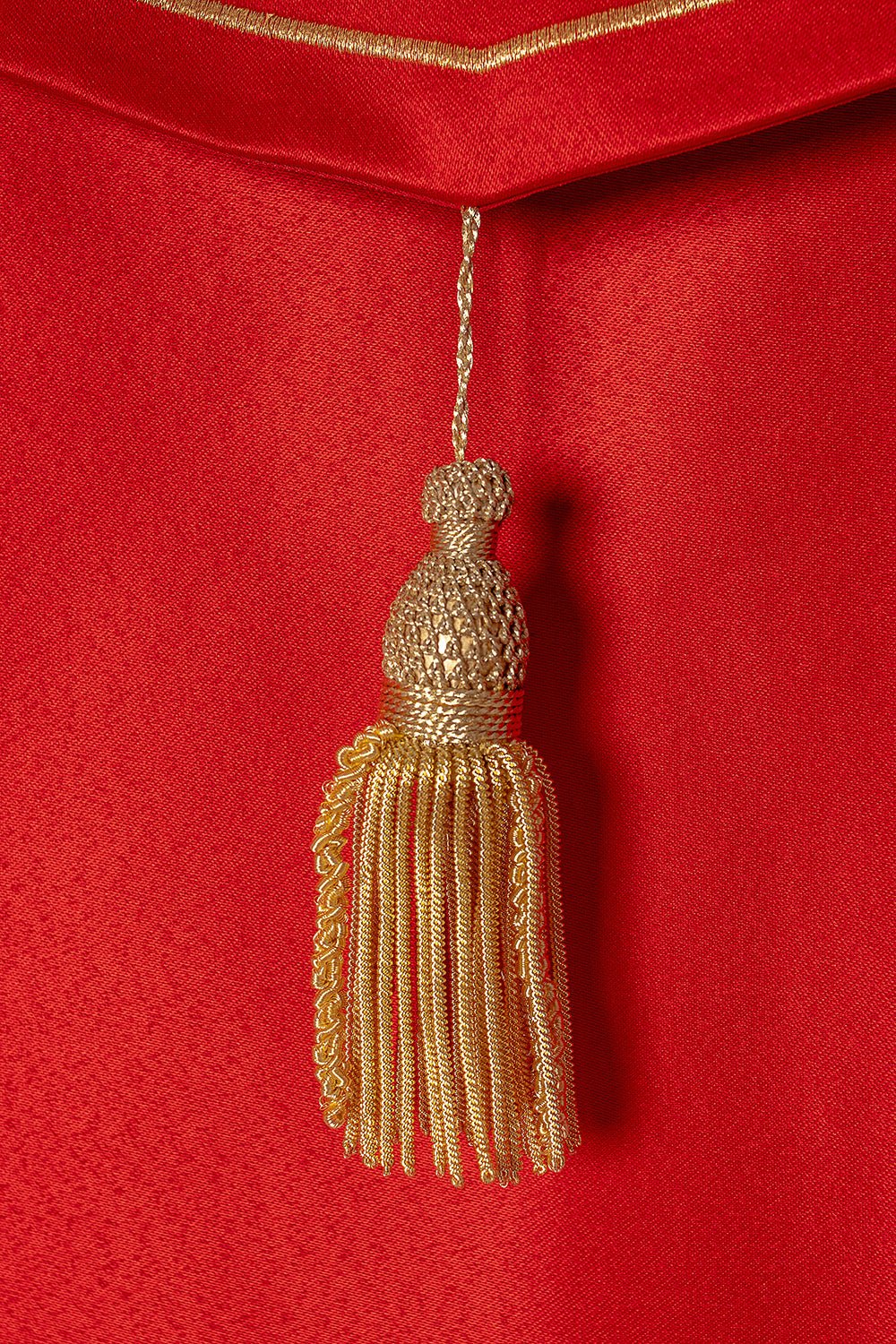 Chape liturgique rouge avec broderie de croix d'or