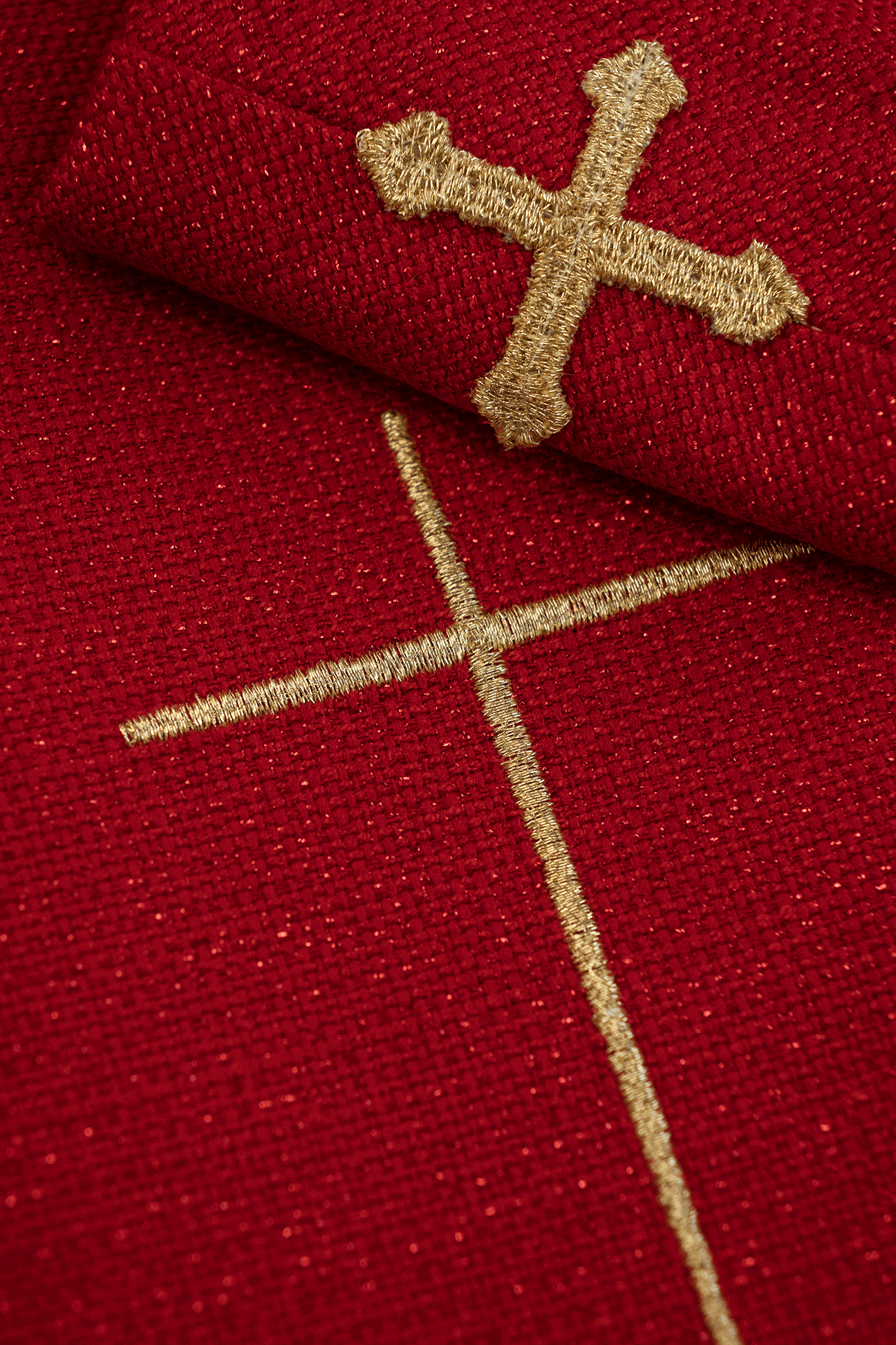 Chasuble rouge richement brodée en papier glacé