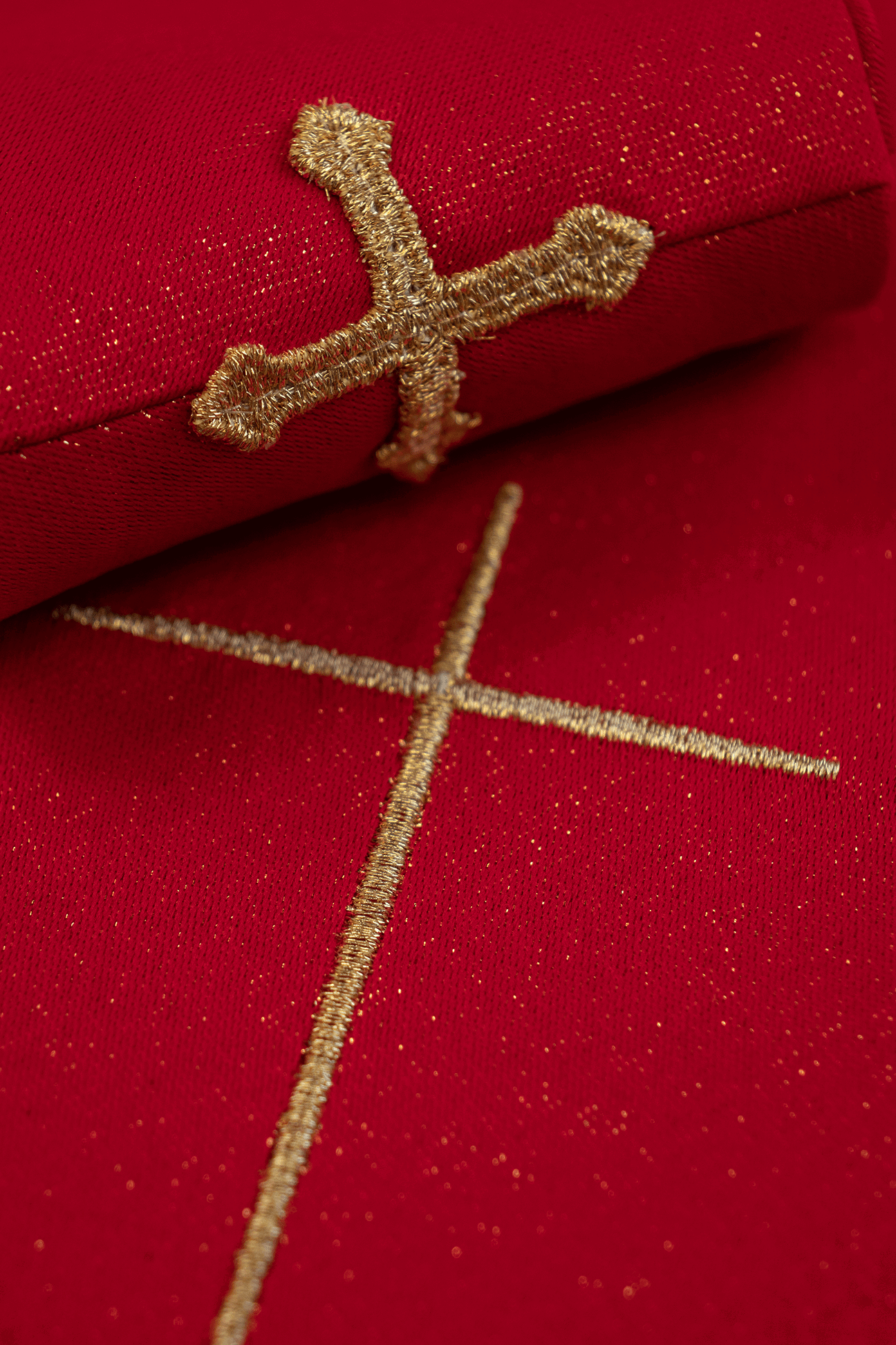 Chasuble rouge richement brodée de lustre