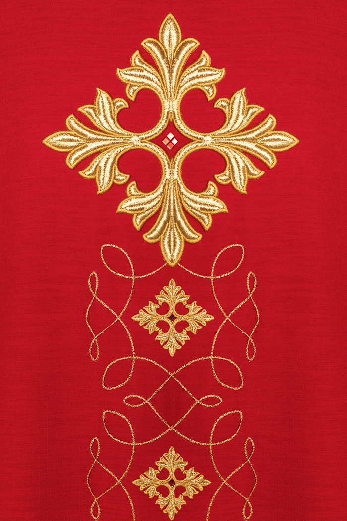 Chasuble rouge richement brodée de cordes et de pierres