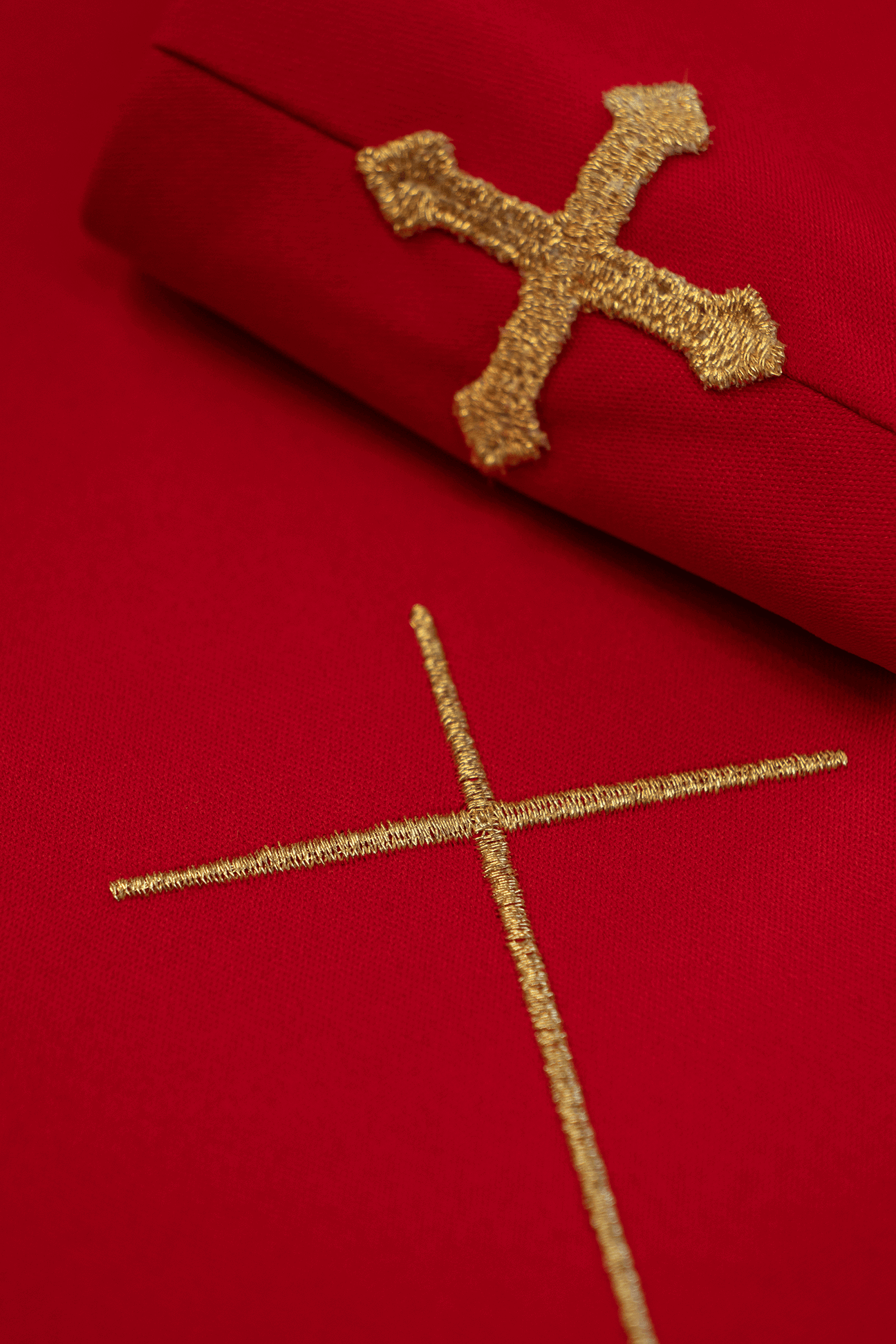 Chasuble rouge richement brodée de cordes et de pierres