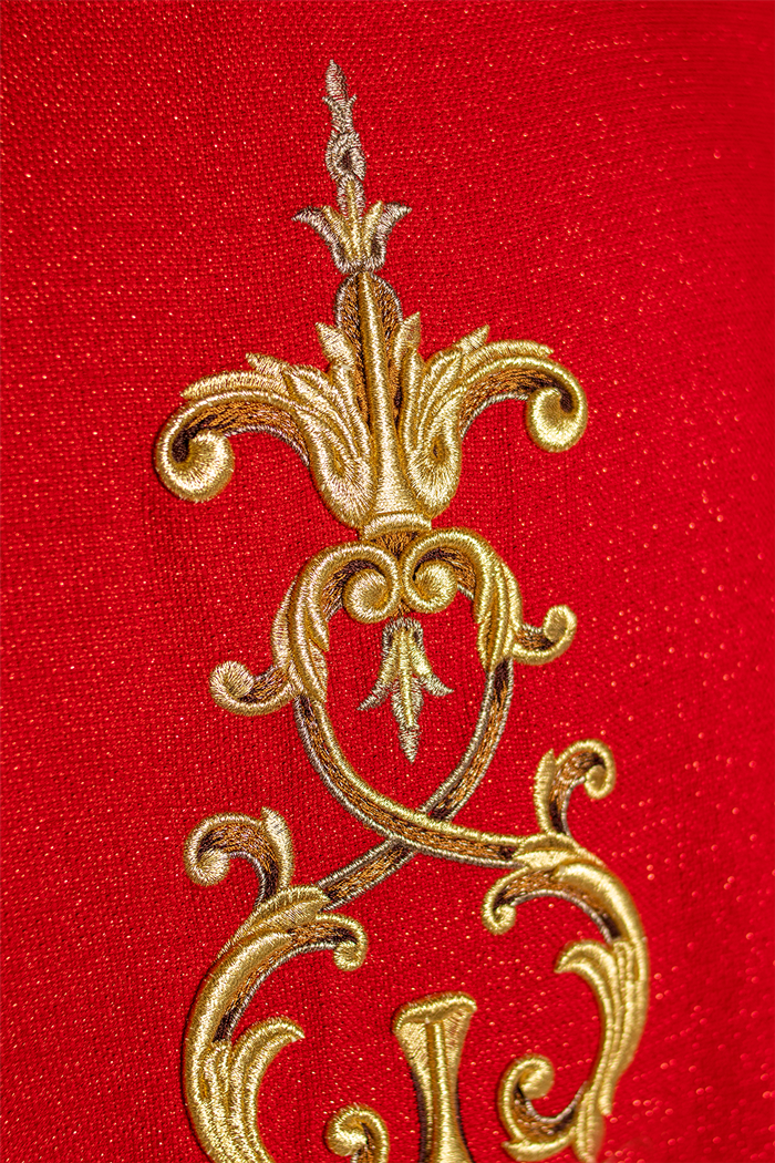 Chasuble rouge richement brodée de pierres