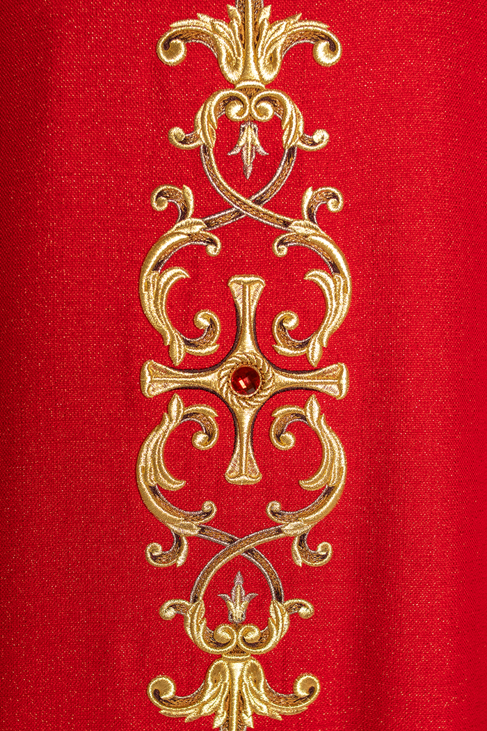 Chasuble rouge richement brodée de pierres