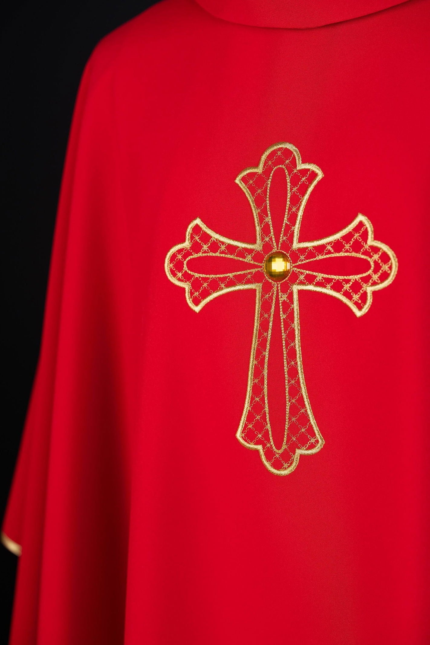 Chasuble rouge brodée du symbole de la croix