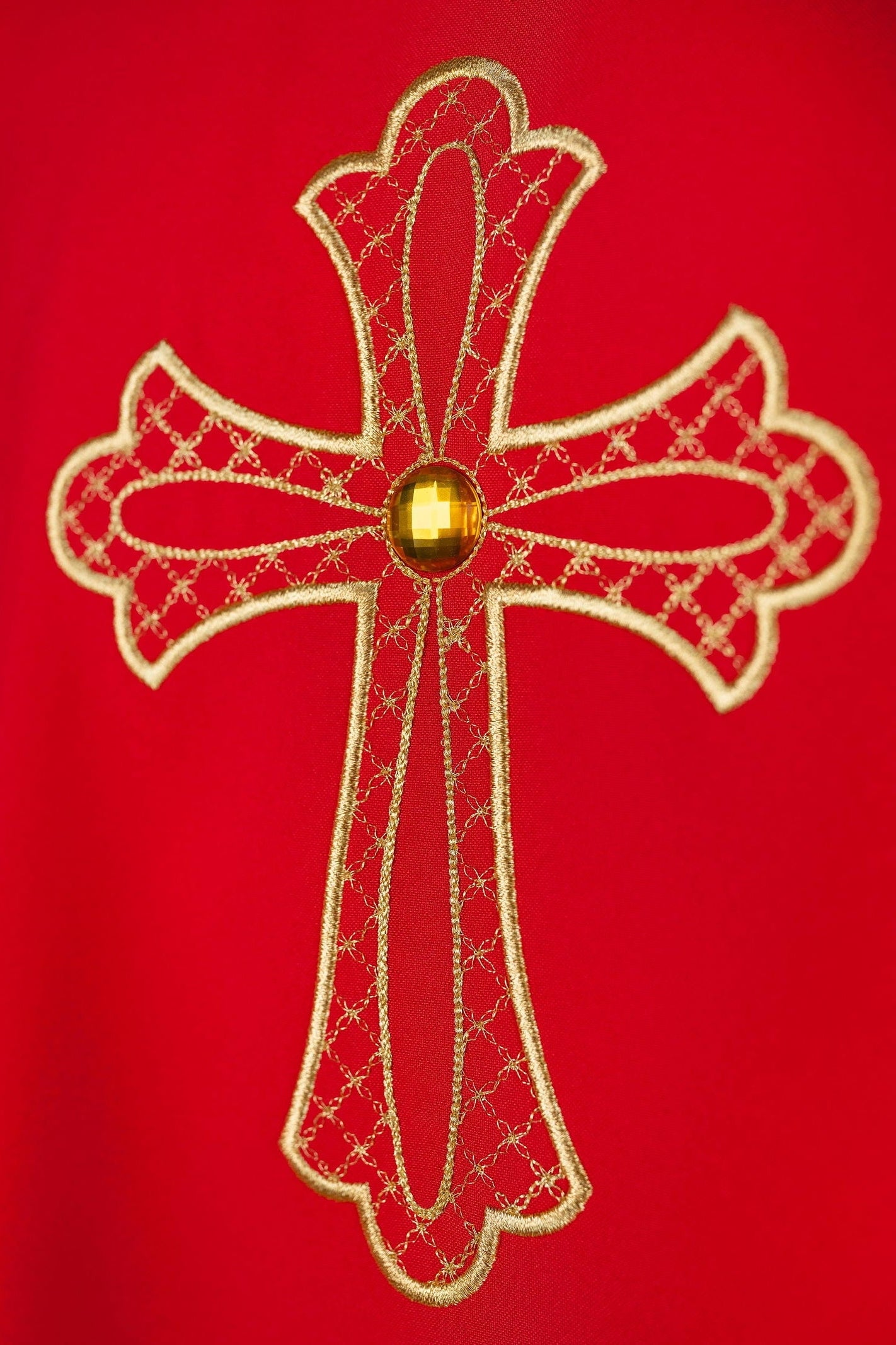 Chasuble rouge brodée du symbole de la croix