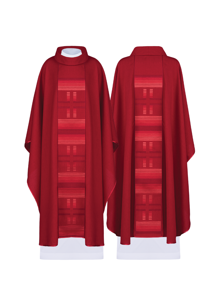 Chasuble rouge brodée de croix rouges