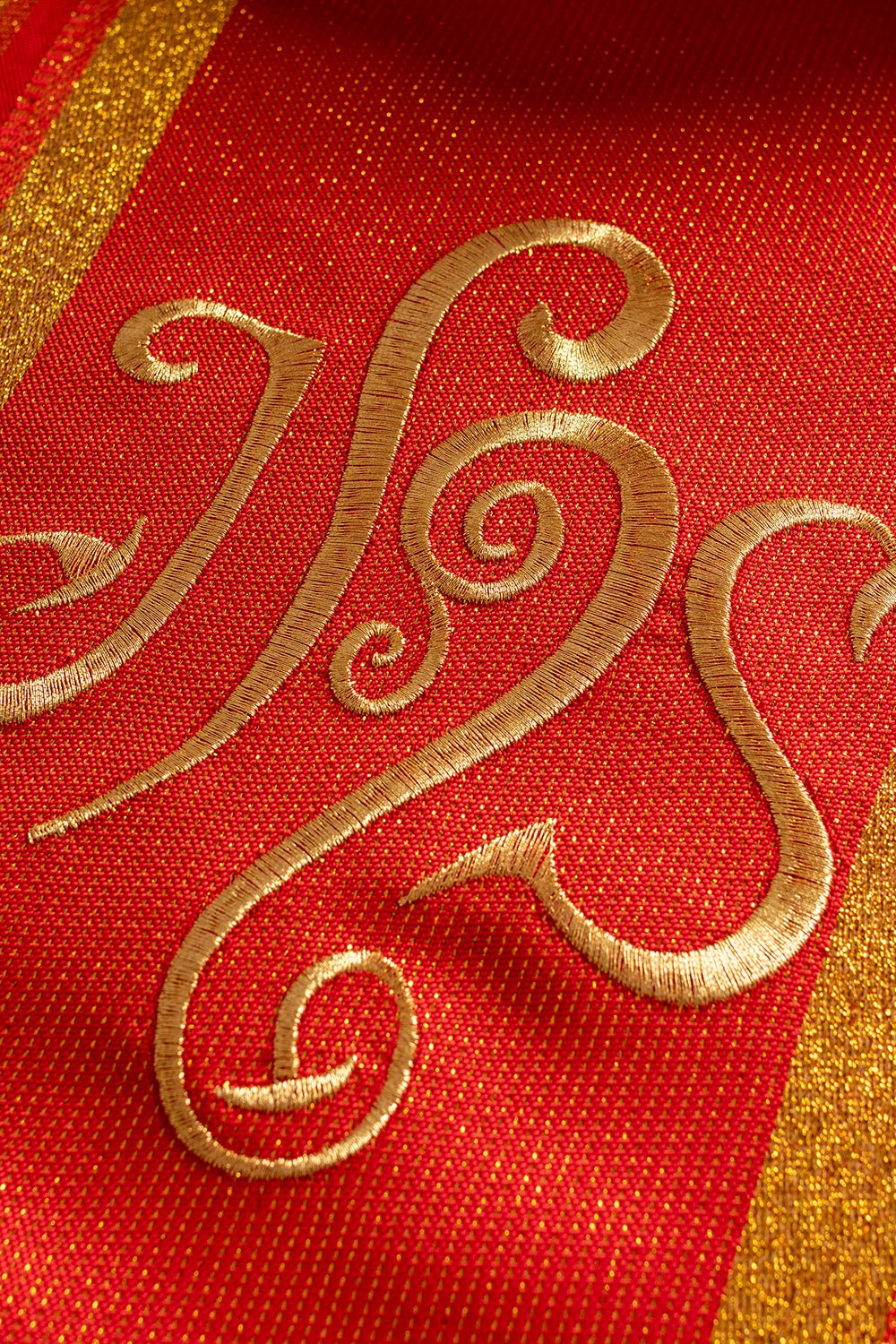 Chasuble brodée rouge avec motif IHS avec dorure