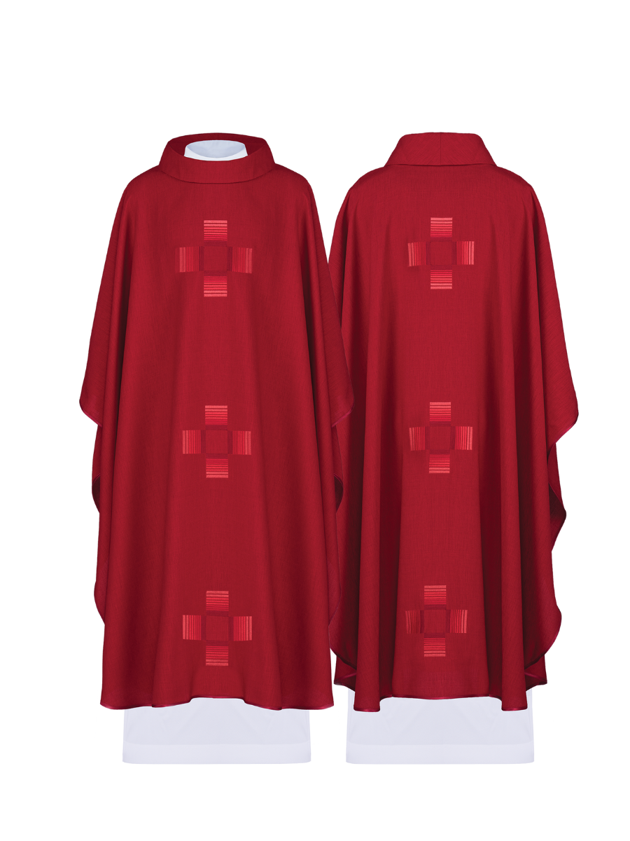 Chasuble rouge avec croix brodées