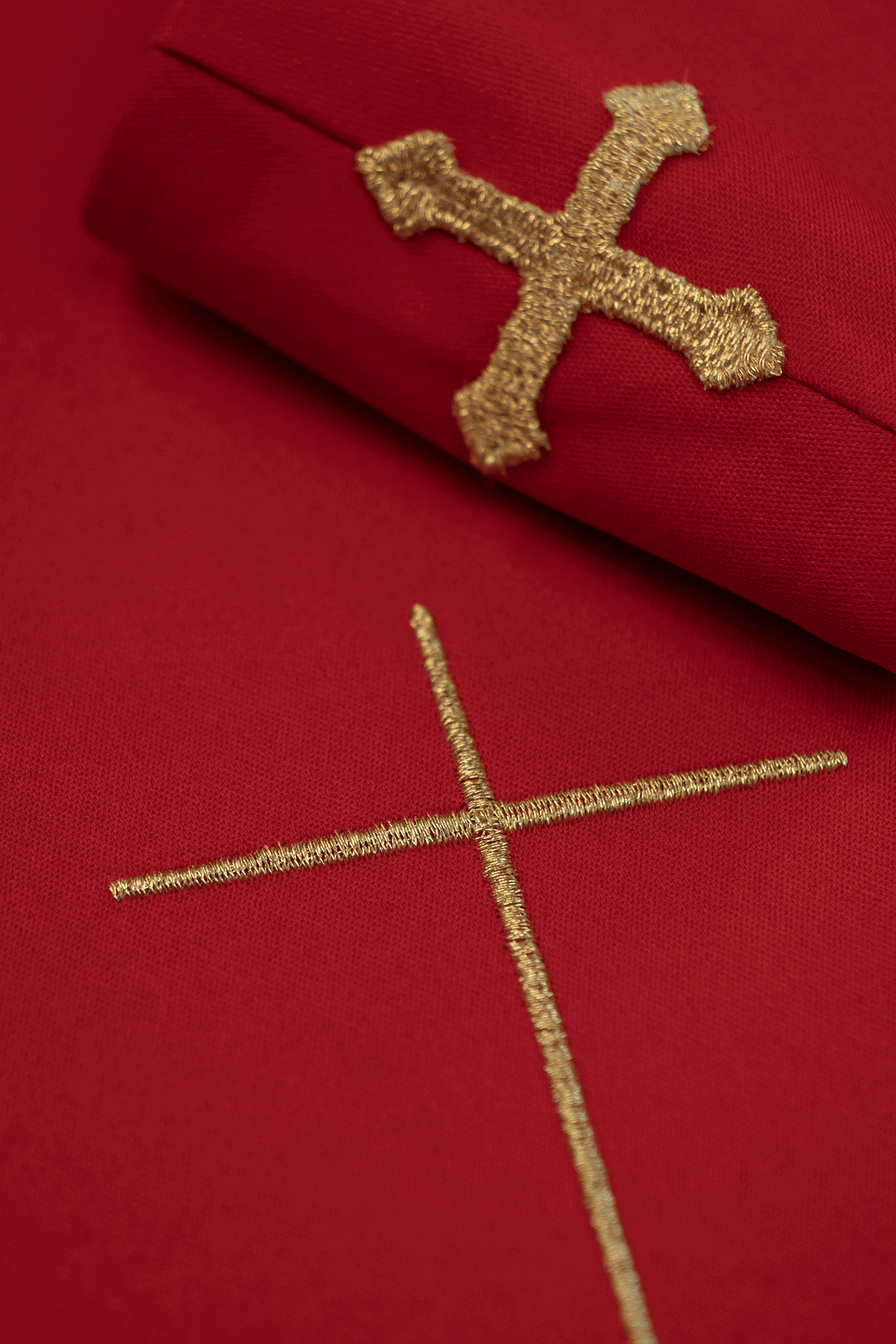 Chasuble liturgique rouge ornée d'une ceinture brodée d'or