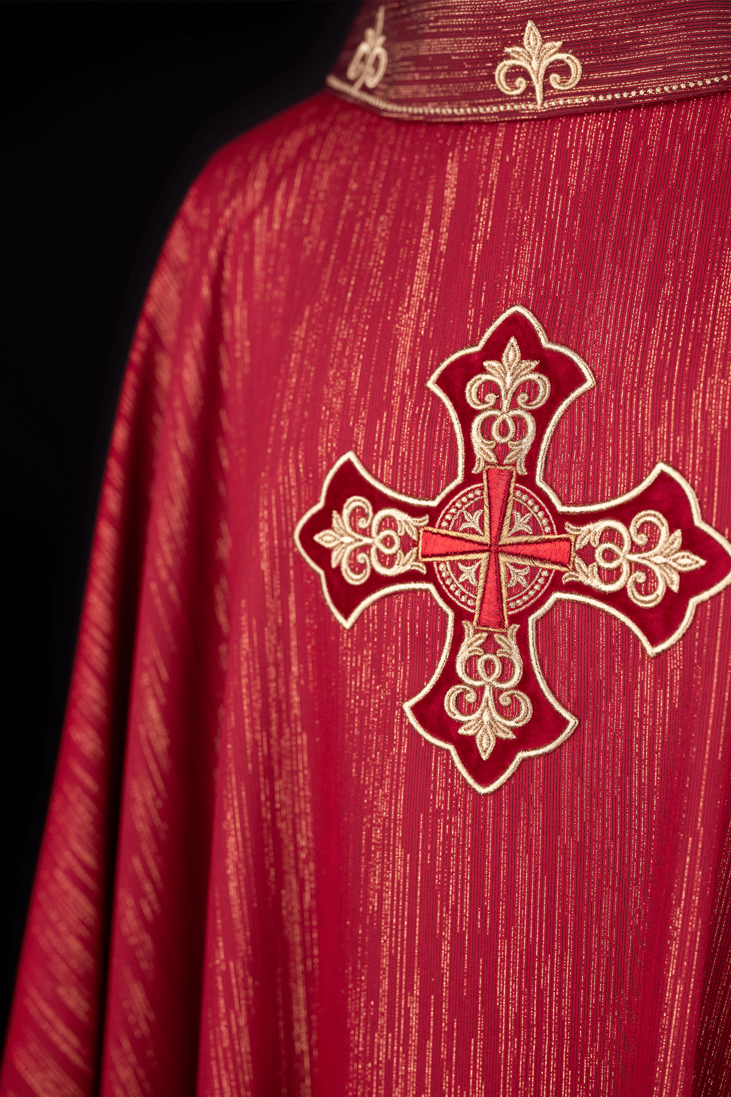 Chasuble rouge avec croix richement brodée et col décoré