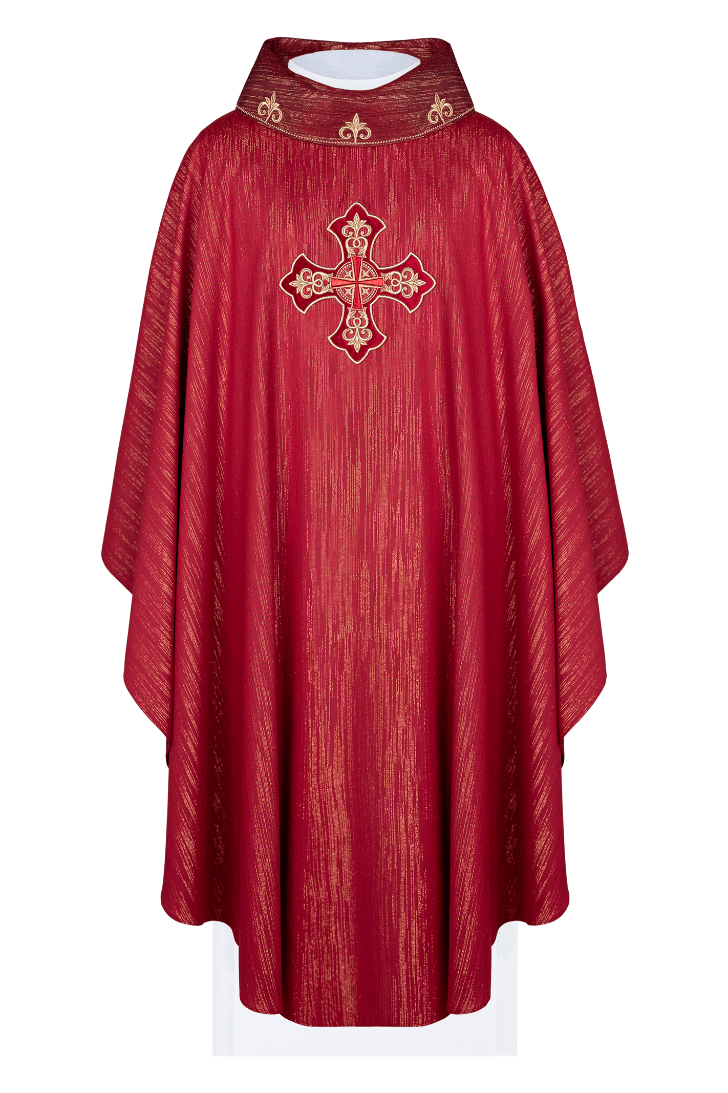 Chasuble rouge avec croix richement brodée et col décoré