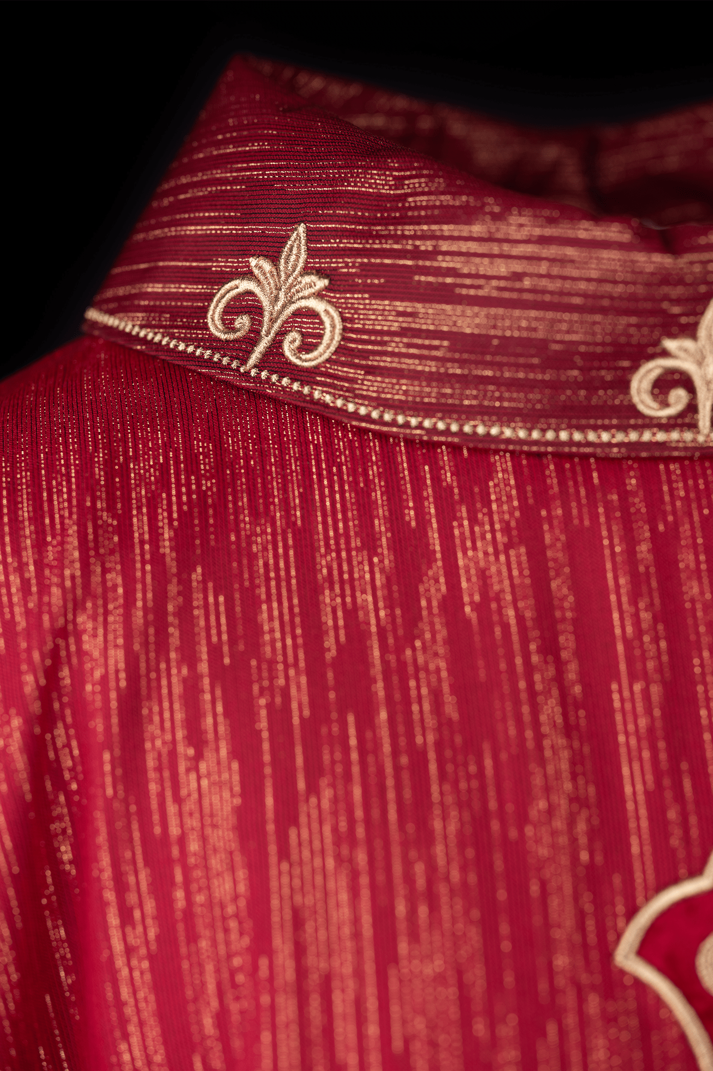 Chasuble rouge avec croix richement brodée et col décoré