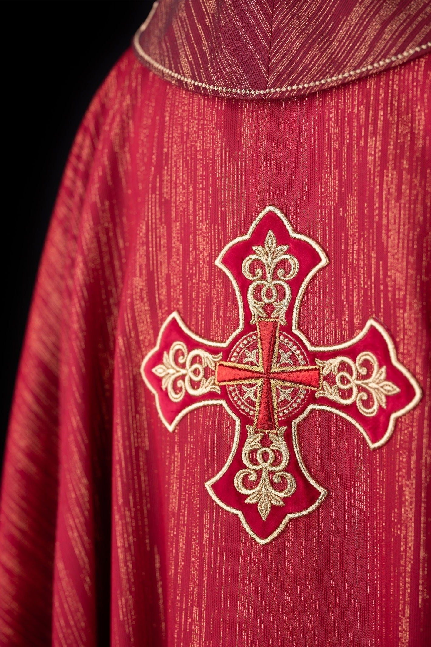 Chasuble rouge avec croix richement brodée et col décoré