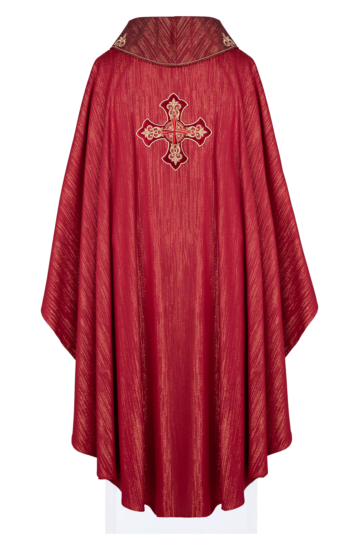 Chasuble rouge avec croix richement brodée et col décoré