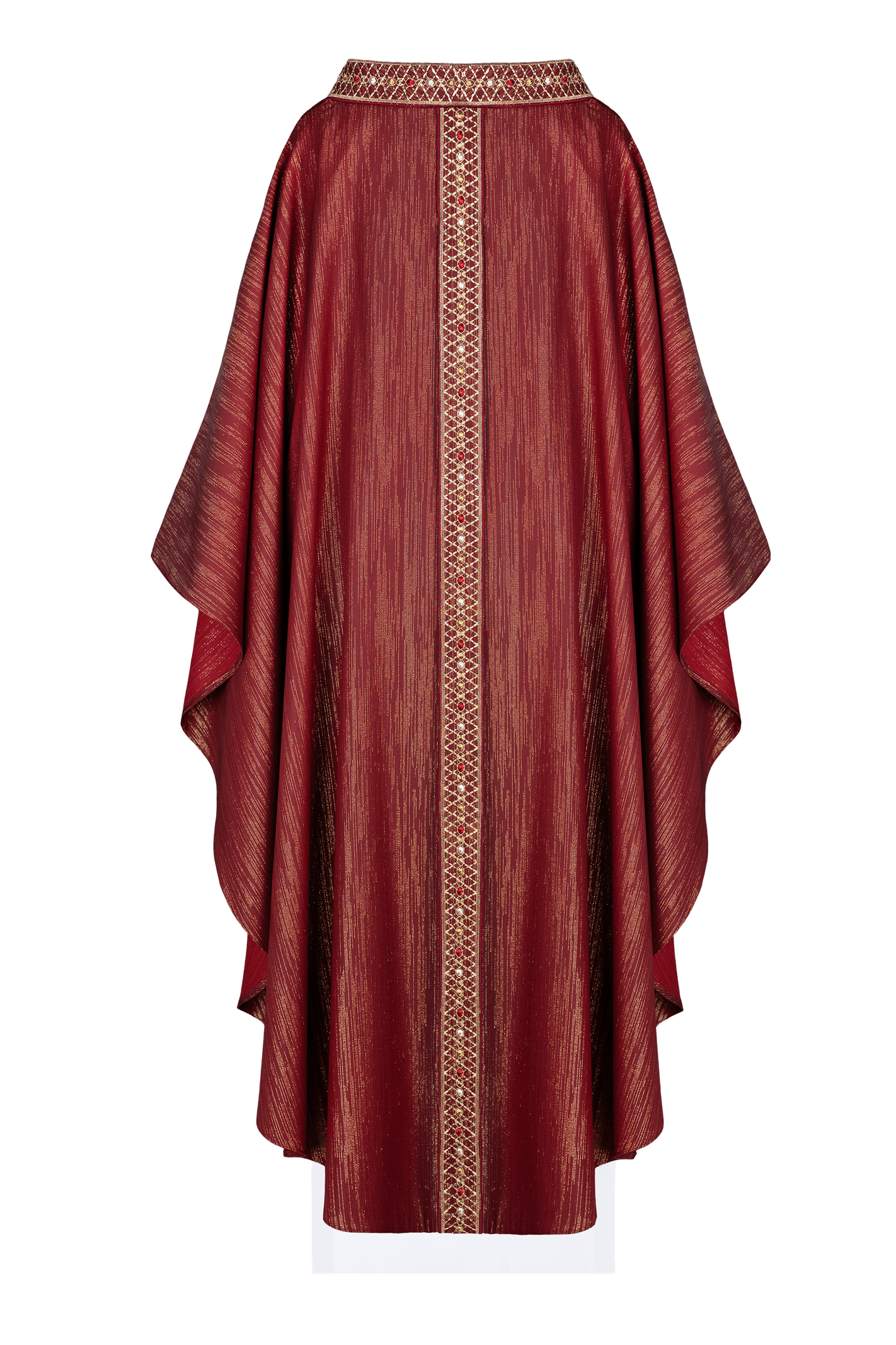 Chasuble rouge avec ceinture brodée et collier orné de pierres