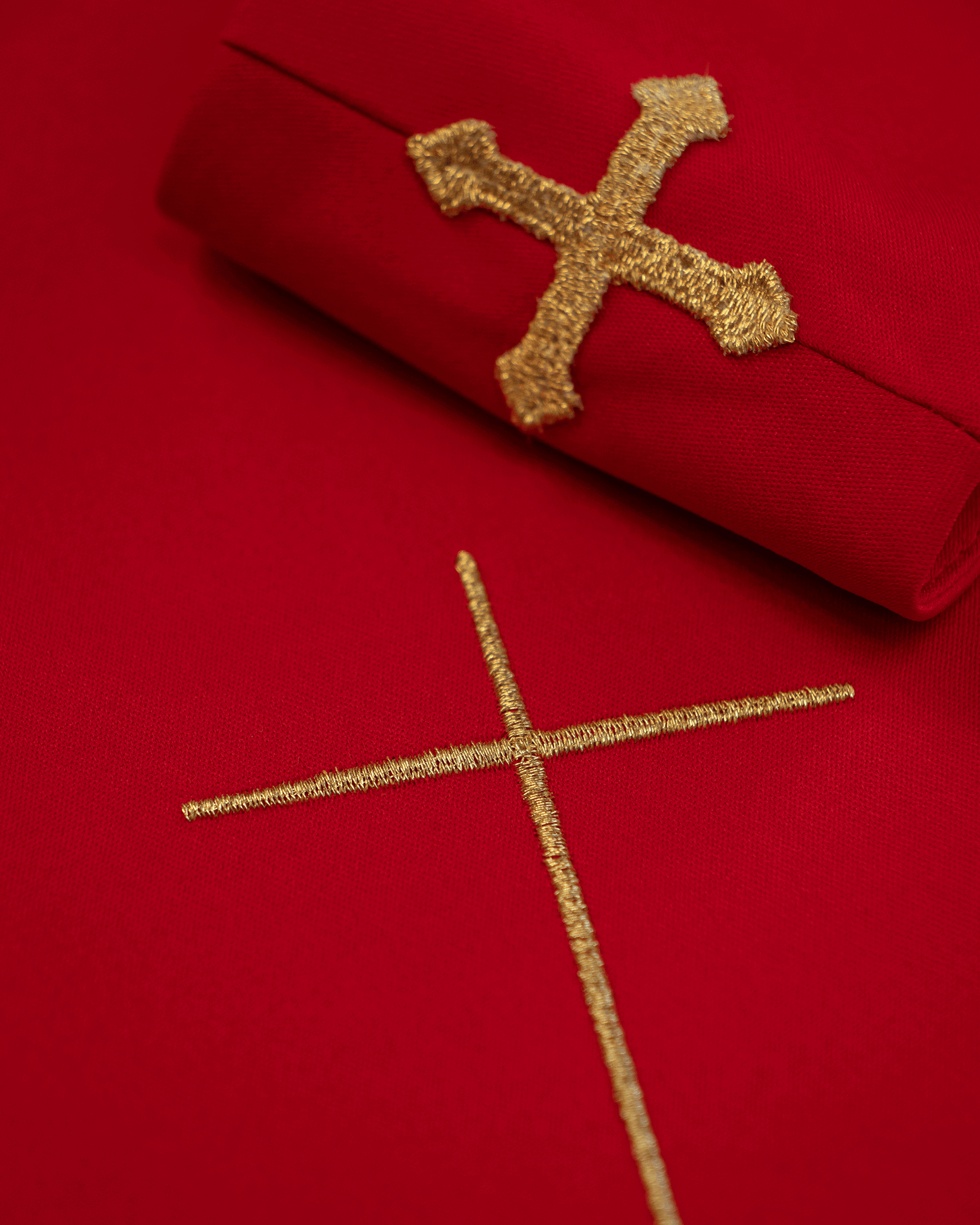 Chasuble rouge avec ceinture dorée décorée avec IHS et oreilles