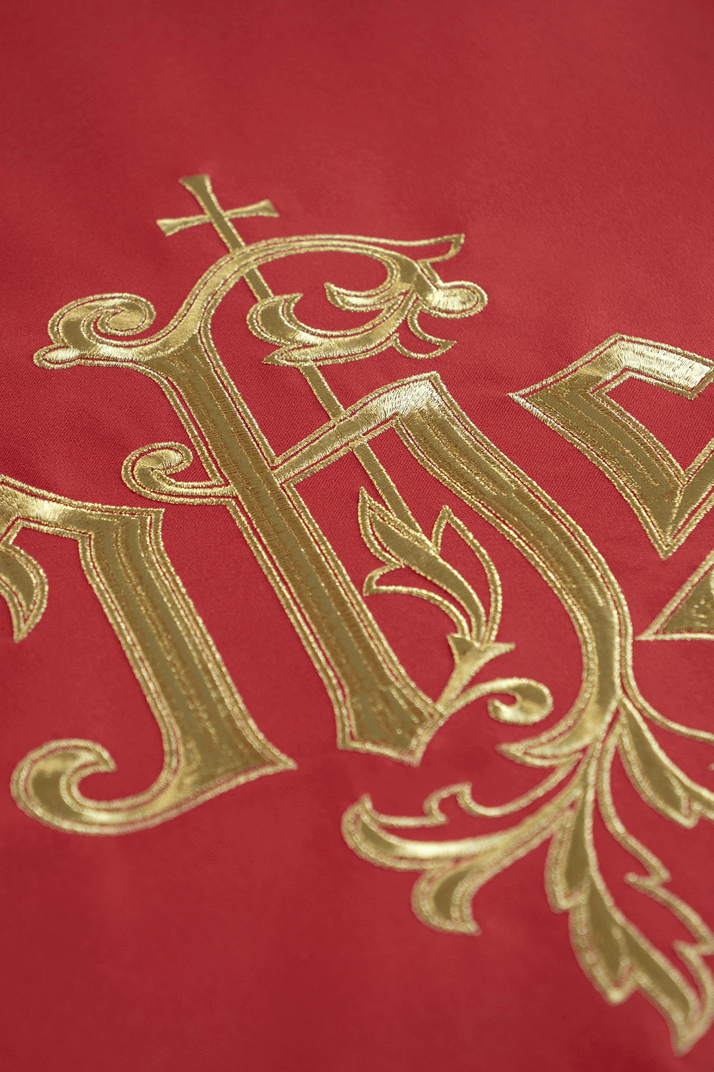 Chasuble rouge avec broderie IHS dorée