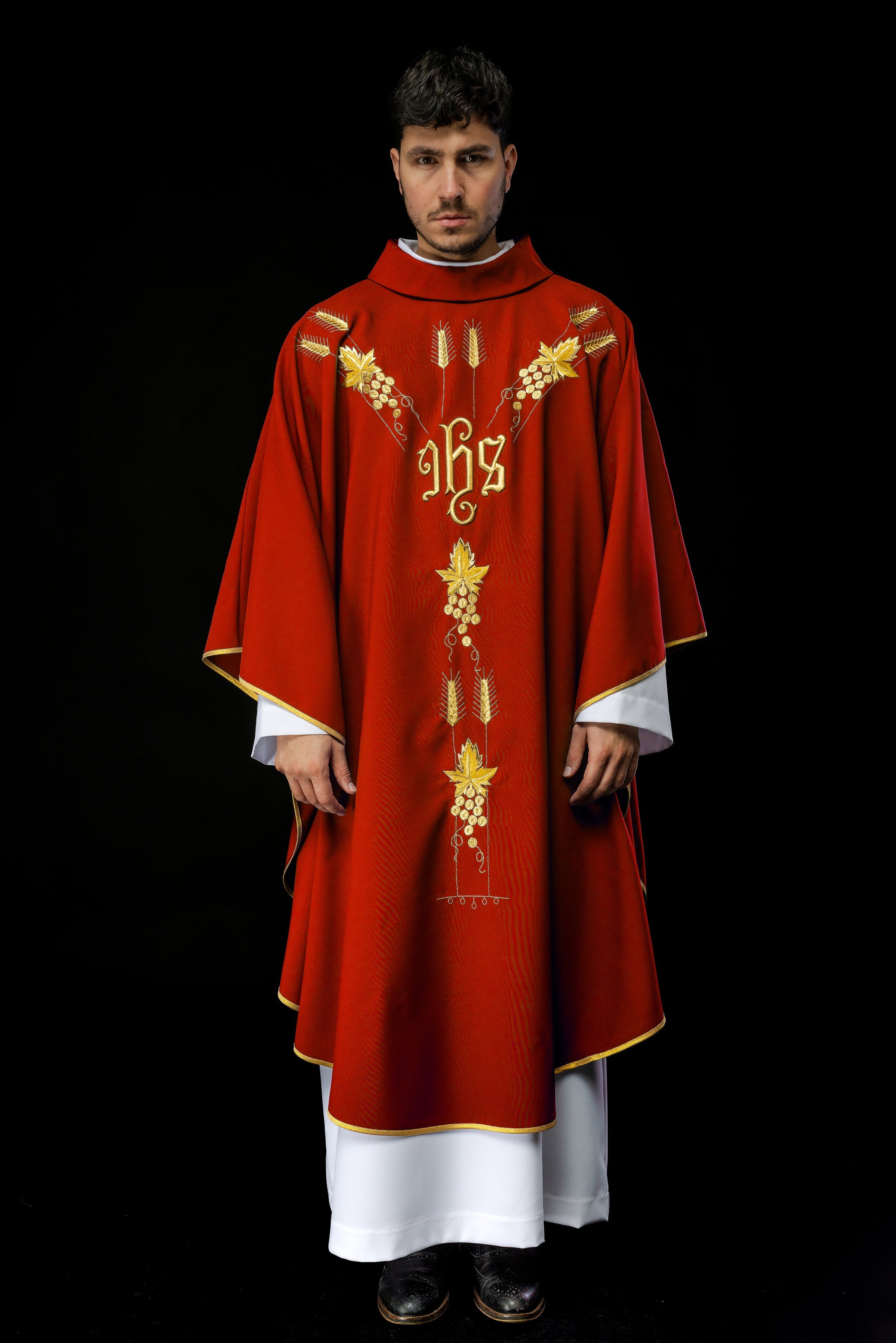 Chasuble brodée avec le symbole du raisin IHS Rouge