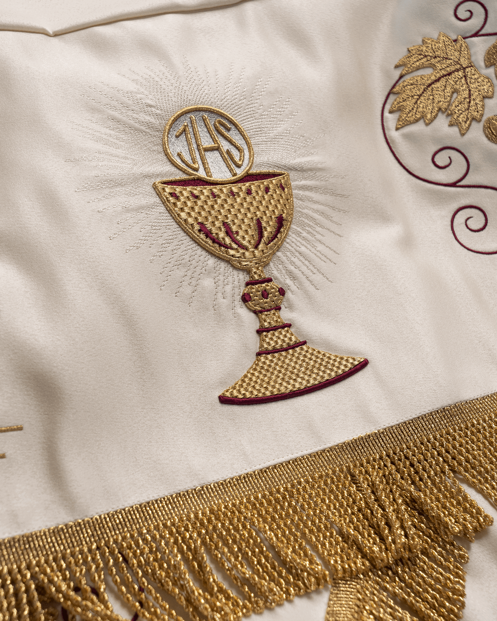 Dais de procession avec motif de calice, sacré cœur, JHS et un agneau KBA/001 130*160 - CHASUBLES.FR